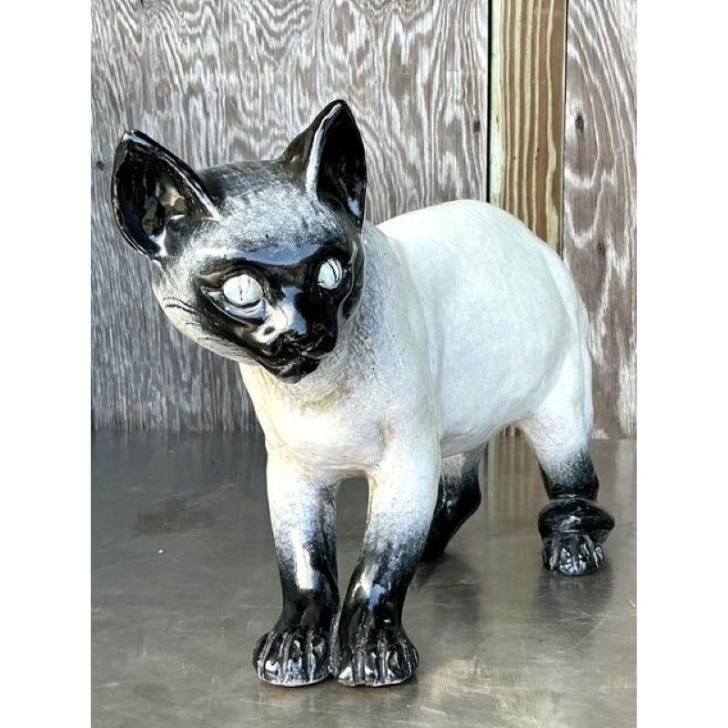 Aggiungi un tocco di stravagante eleganza al tuo spazio con questo gatto siamese vintage italiano a grandezza naturale, una miscela magistrale di artigianato vintage e talento artistico. Realizzato in ceramica di alta qualità, il suo sorprendente