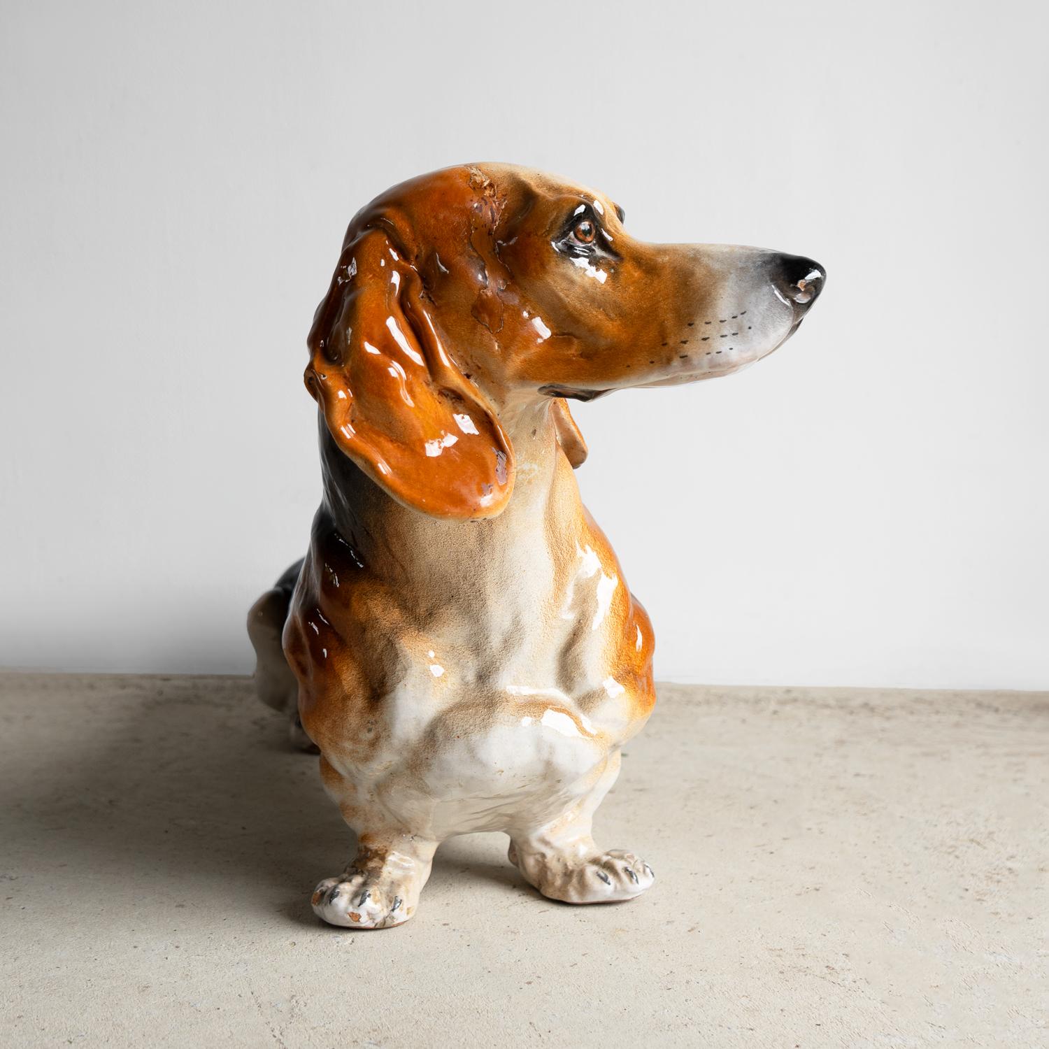 Mid-Century moderno Scultura a grandezza naturale di bassotto in ceramica italiana, 1960 Mid Century Sausage Dog in vendita