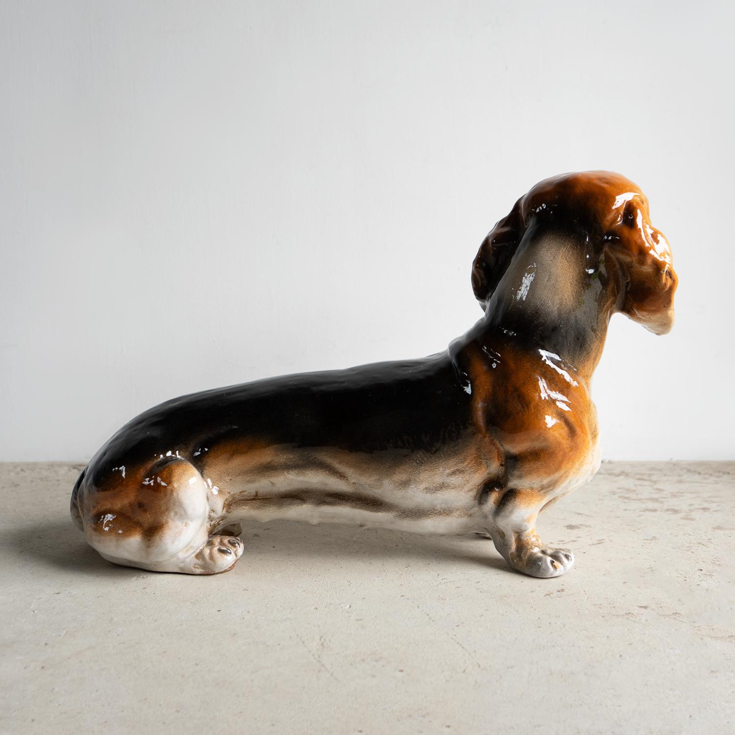 Italiano Scultura a grandezza naturale di bassotto in ceramica italiana, 1960 Mid Century Sausage Dog in vendita