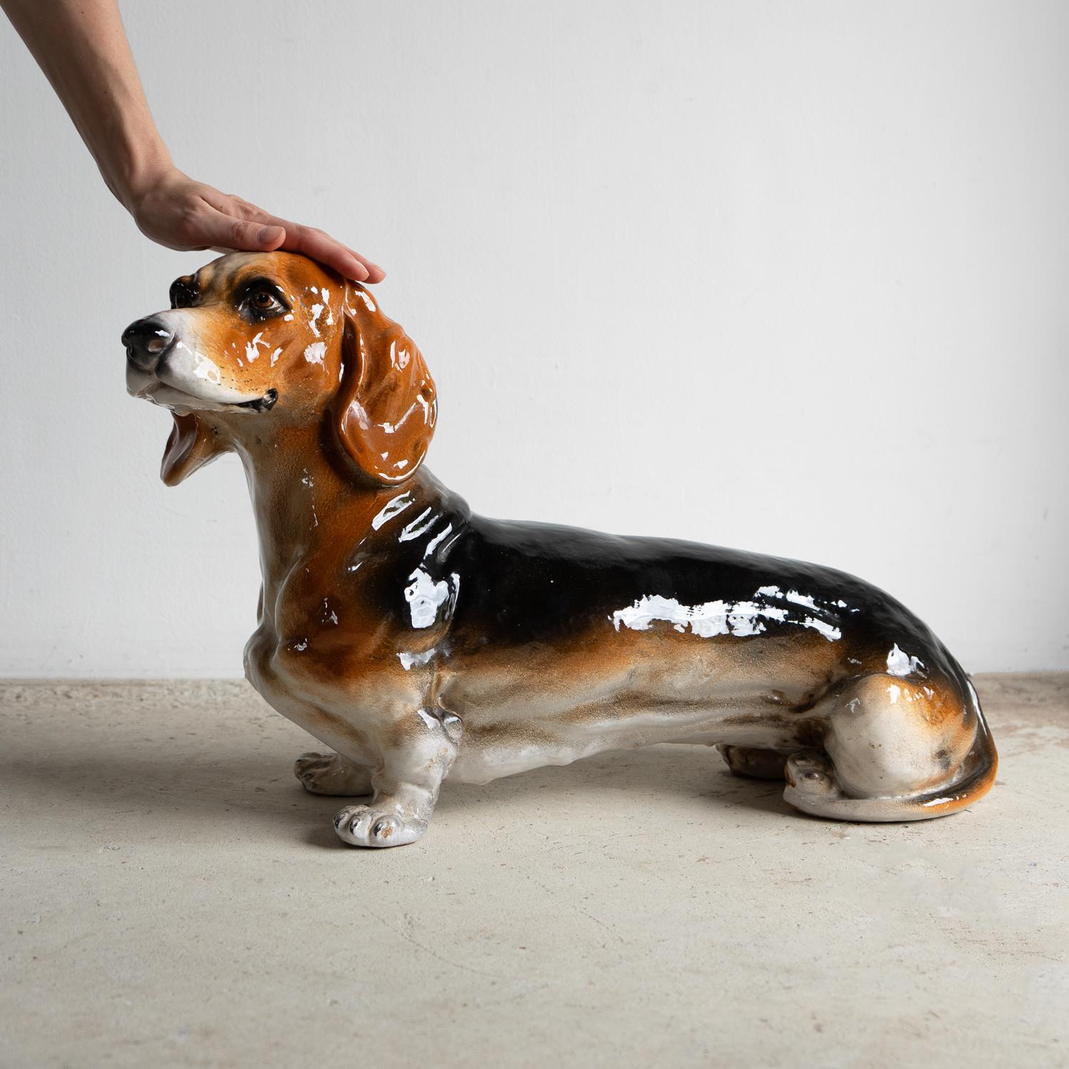 Smaltato Scultura a grandezza naturale di bassotto in ceramica italiana, 1960 Mid Century Sausage Dog in vendita