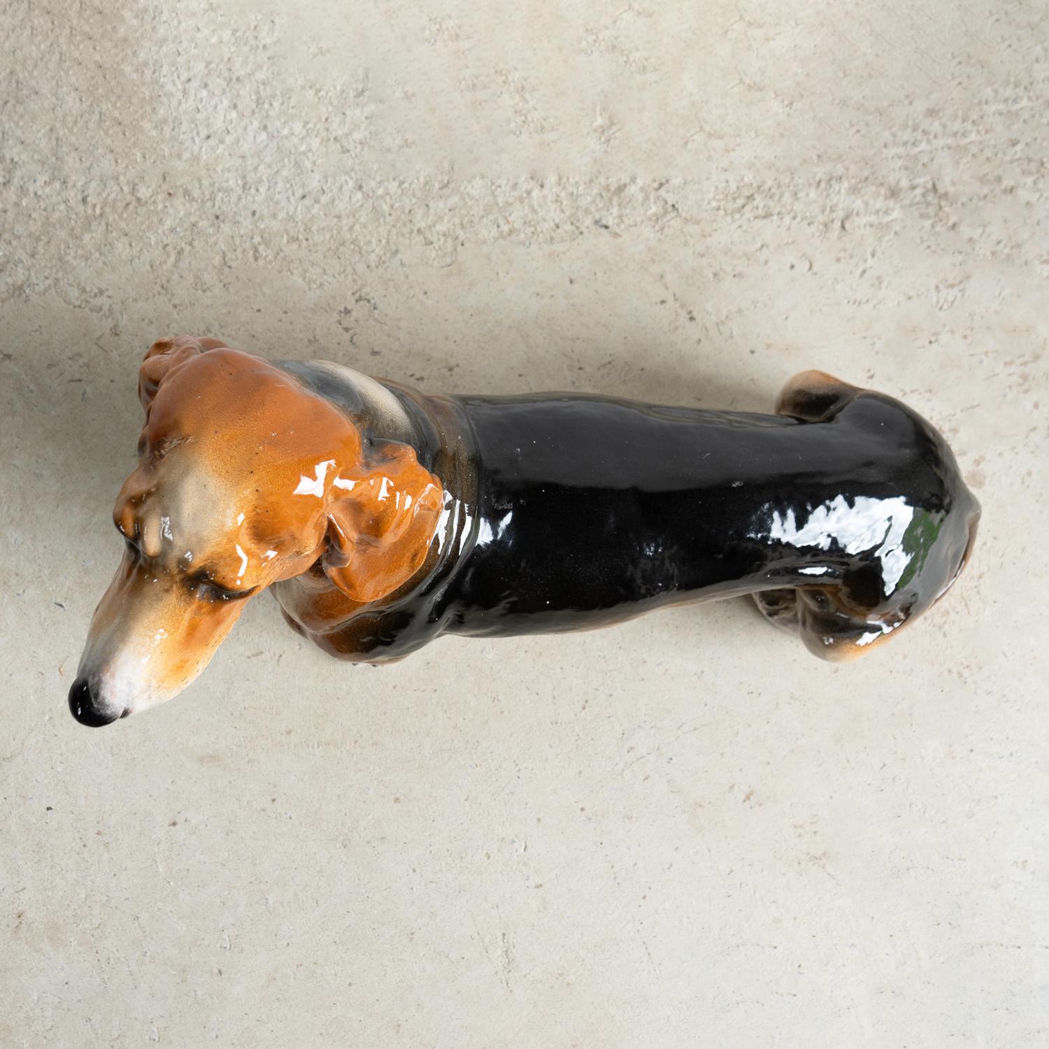 Metà XX secolo Scultura a grandezza naturale di bassotto in ceramica italiana, 1960 Mid Century Sausage Dog in vendita