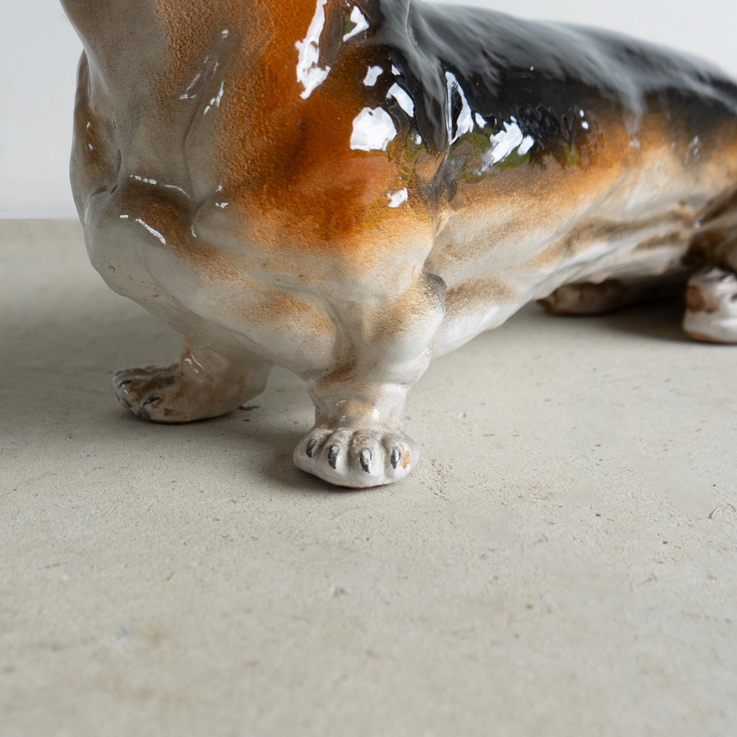 Ceramica Scultura a grandezza naturale di bassotto in ceramica italiana, 1960 Mid Century Sausage Dog in vendita
