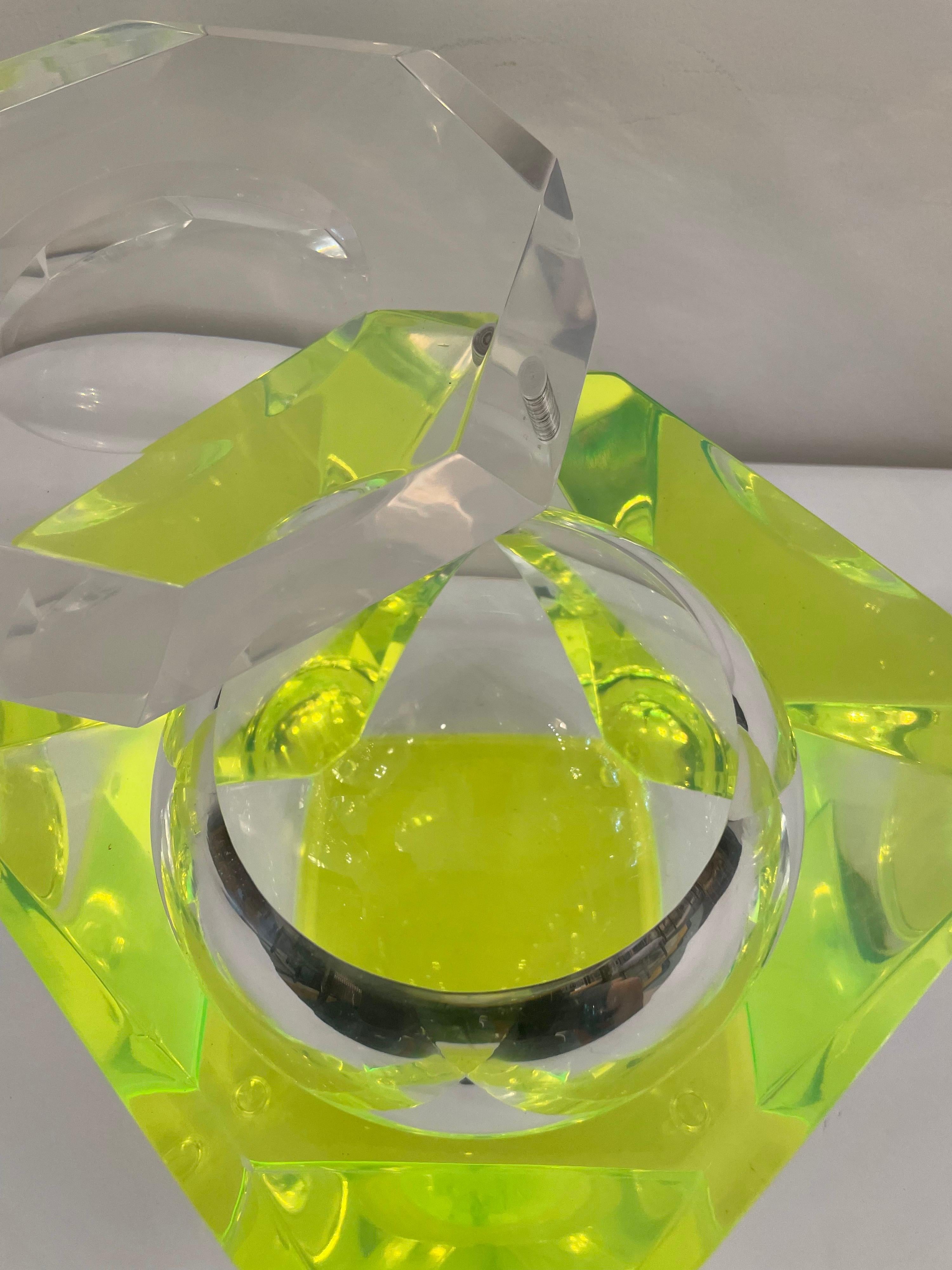 Vintage Italian Lime Green Lucite Ice Bucket, Atrrib. to Albrizzi In Good Condition In East Hampton, NY