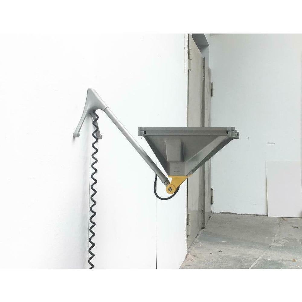 La versión aplique de la serie lingotto del fabricante italiano iguzzini basada en un diseño del diseñador y arquitecto renzo piano.

la lámpara impresiona por su lenguaje de diseño técnicamente minimalista. La cabeza de la lámpara con forma de foco
