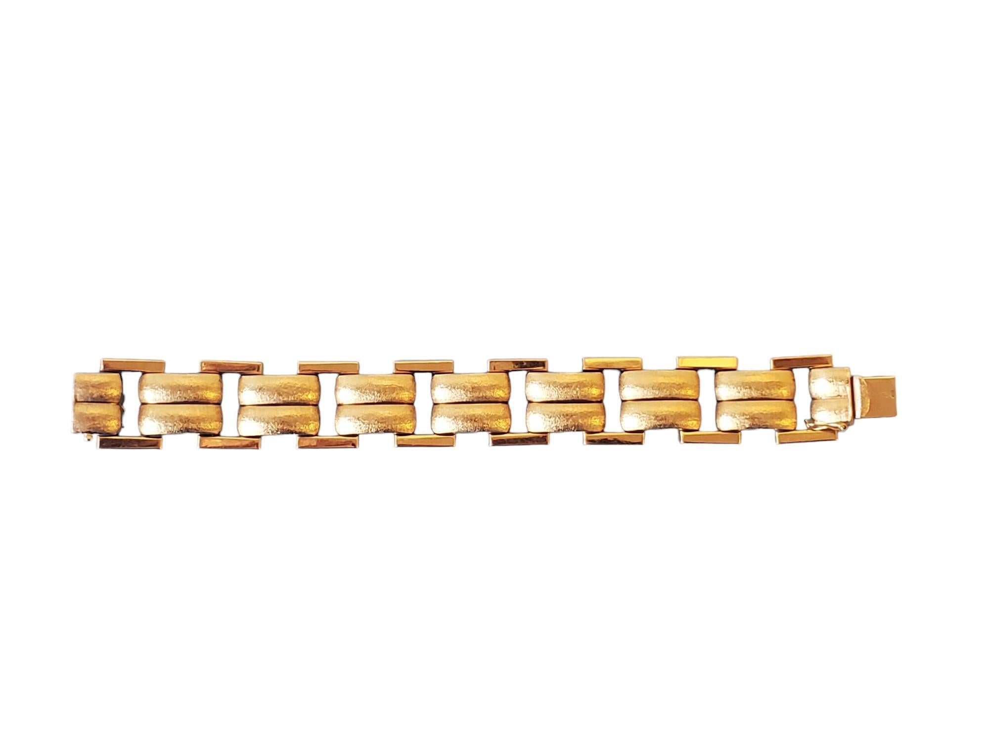 Listed is a beautiful vintage Italian link bracelet in 18k yellow gold. The bracelet is approximately 7/8
