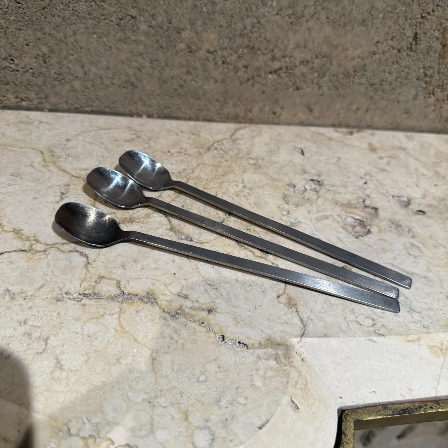attribué à Giacomio Becchetti Company
style de Gio Ponti
estampillé Inoxbeck Italie 18/10
Set de 3 cuillères à thé glacé Tall Drink Lemonade Parfait Stir
.5 h x 1 w x 7.25 long
Vintage d'occasion non restauré