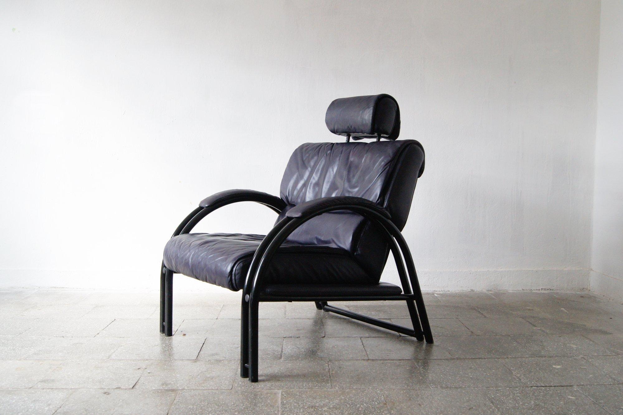 Design italiano senza tempo.
Questa poltrona in pelle è un pezzo fantastico che attira l'attenzione senza sforzo.
La struttura tubolare in metallo e le linee dinamiche della seduta sono caratteristiche di questo modello.
Il design complessivo ha un