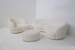 Salón italiano vintage compuesto por sofá bouclé blanco, sillón y otomana