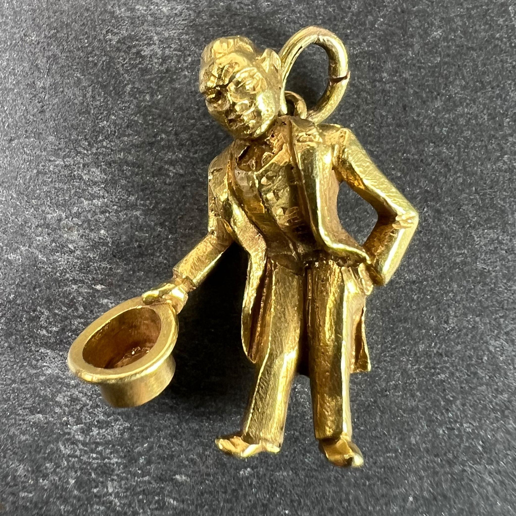 Pendentif à breloque vintage en or jaune 18 carats (18K) conçu comme un Gobbo ou bossu italien, portant une queue de pie, tout en s'inclinant et en enlevant son haut-de-forme. Non marqué mais testé pour l'or 18 carats.

Il Gobbo est un porte-bonheur