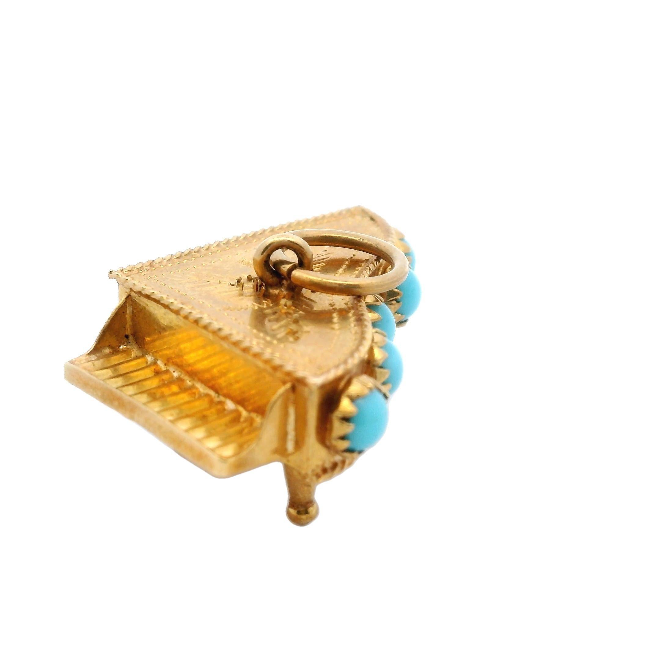 Pendentif vintage de fabrication italienne en or jaune 18 carats avec breloque turquoise

Cette breloque victorienne est un chef-d'œuvre miniature, façonné en forme de piano à queue et décoré de pierres turquoise vibrantes. Chaque détail de la