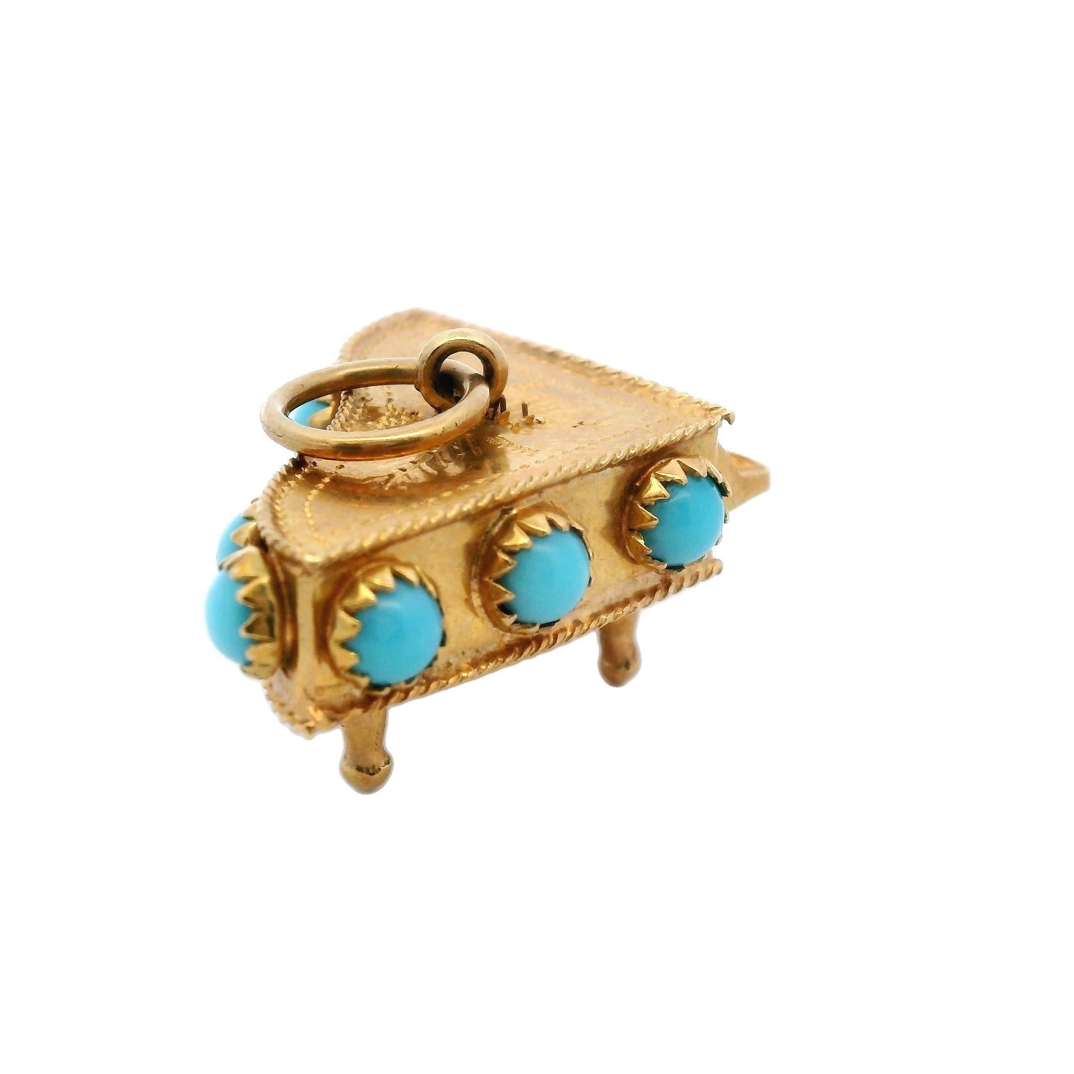 Taille cabochon Pendentif vintage de fabrication italienne en or jaune 18 carats avec breloque turquoise en vente