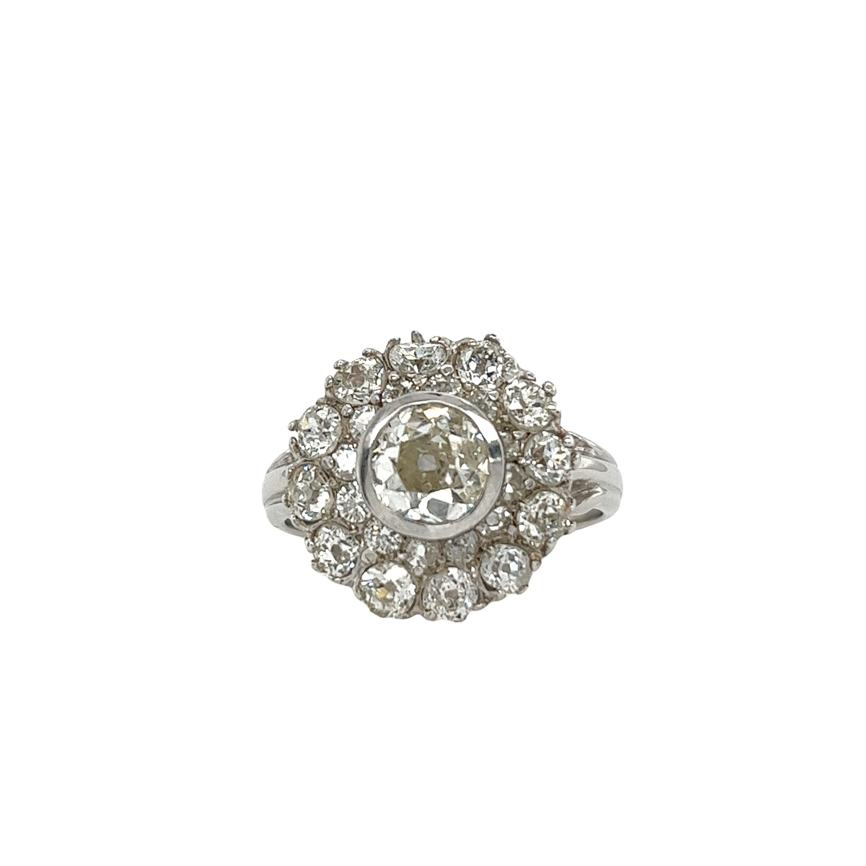 Sie suchen nach einem atemberaubenden Schmuckstück, das Ihnen den Atem rauben wird? 
Sehen Sie sich diesen italienischen Vintage-Diamantring an! 
Besetzt mit 2,37 Karat Diamanten im viktorianischen Schliff, einem zentralen Diamanten von 0,92 Karat