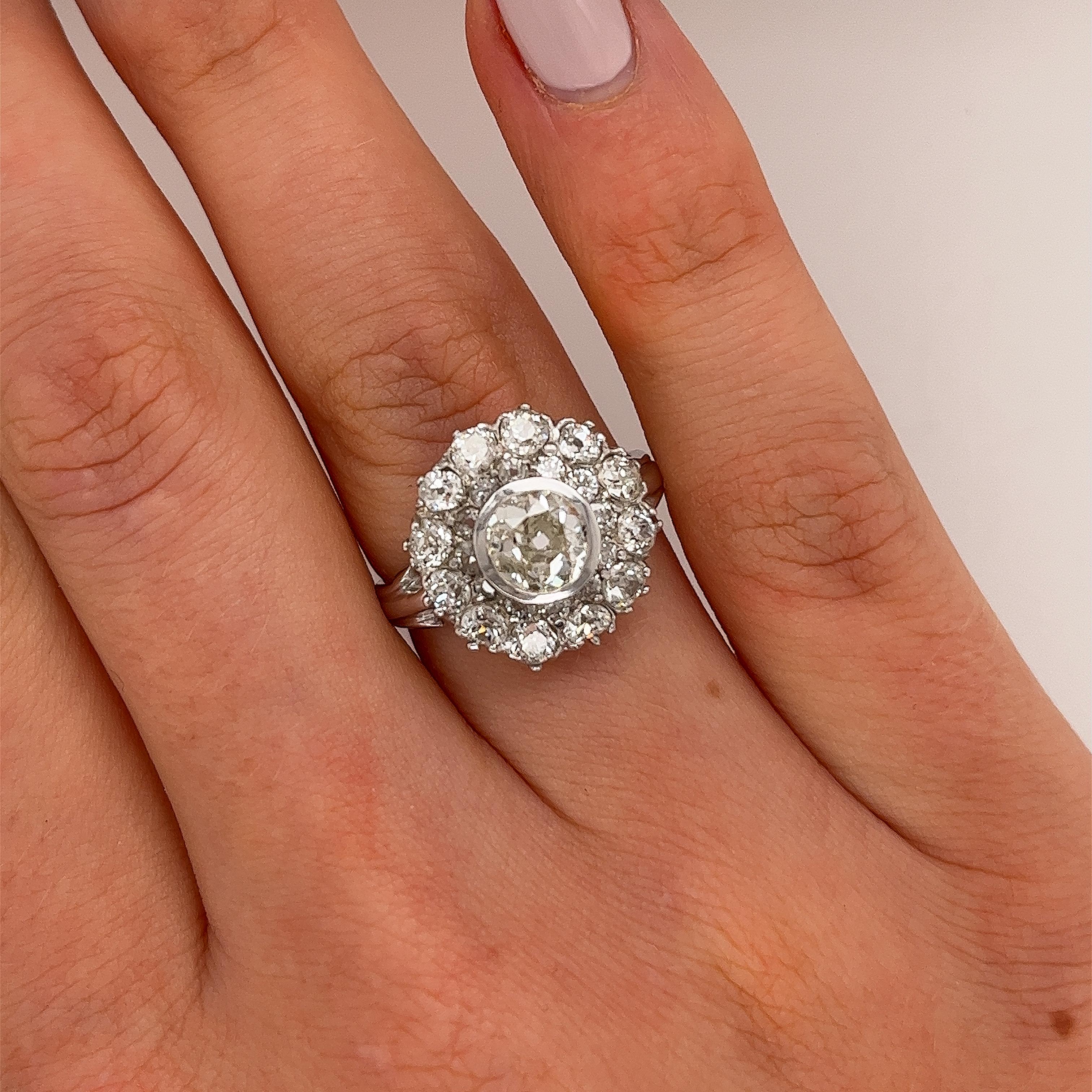 Italienischer Vintage-Diamant-Cluster-Ring im Vintage-Stil, gefasst mit 2,37 Karat viktorianischen Diamanten im Angebot 2