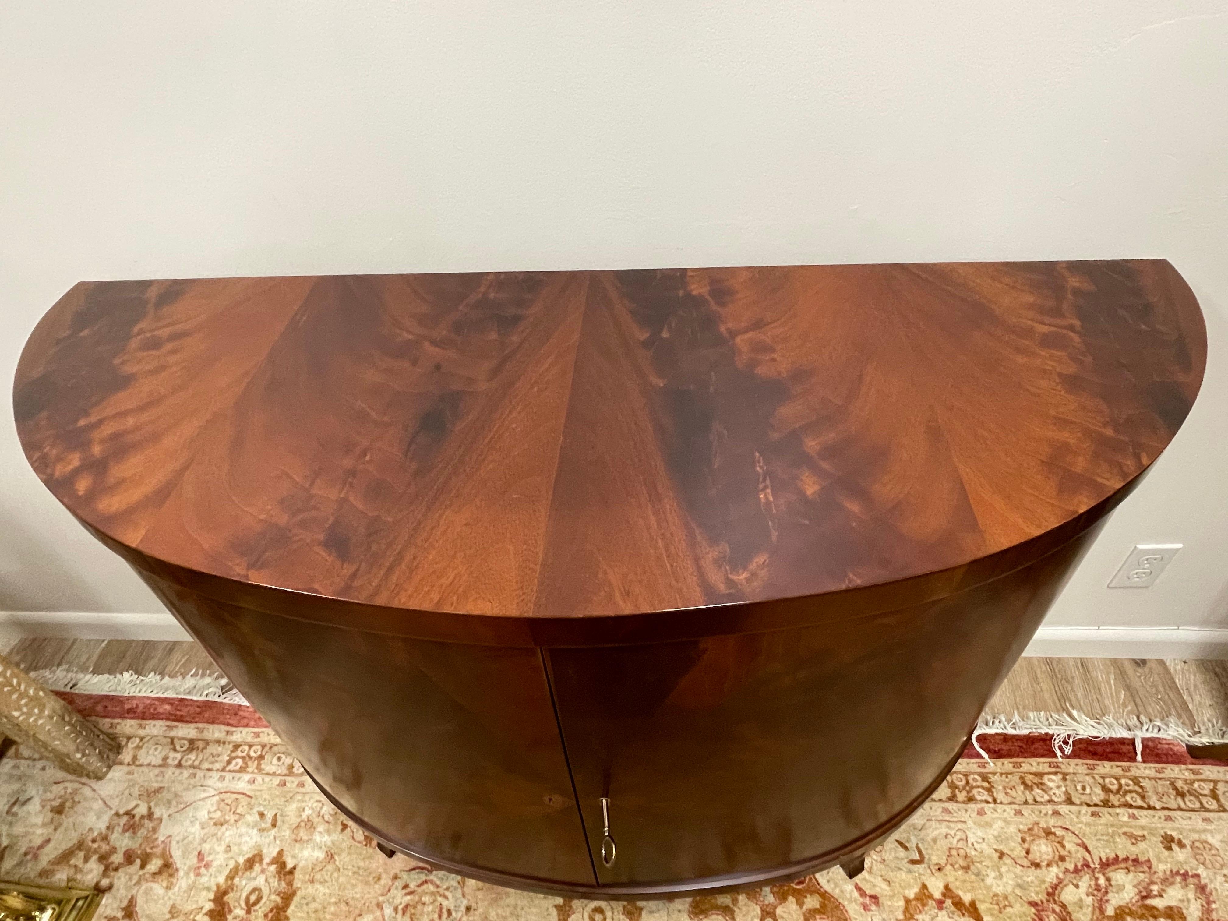 Italiano Armadio Demi Lune in mogano italiano d'epoca in vendita