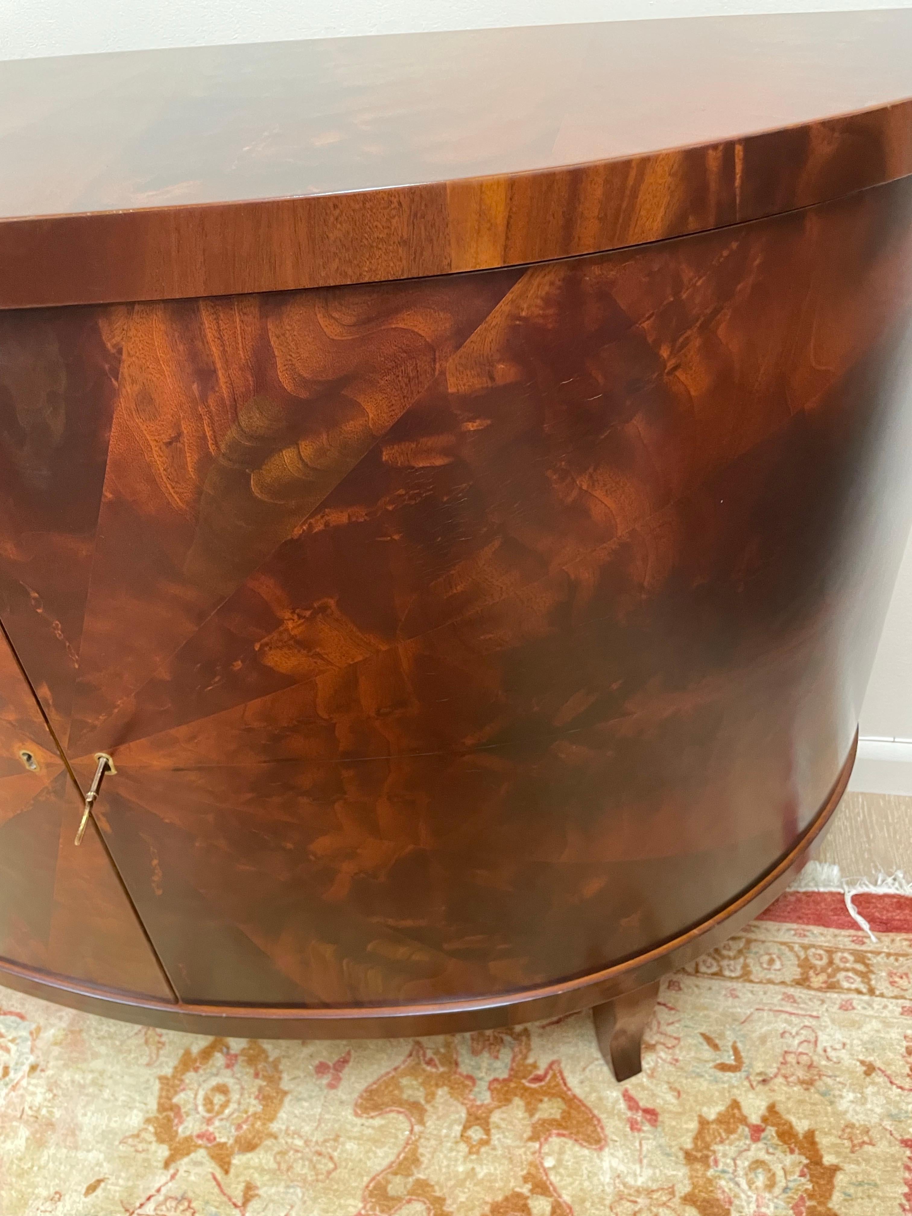 Armadio Demi Lune in mogano italiano d'epoca In condizioni buone in vendita a West Palm Beach, FL