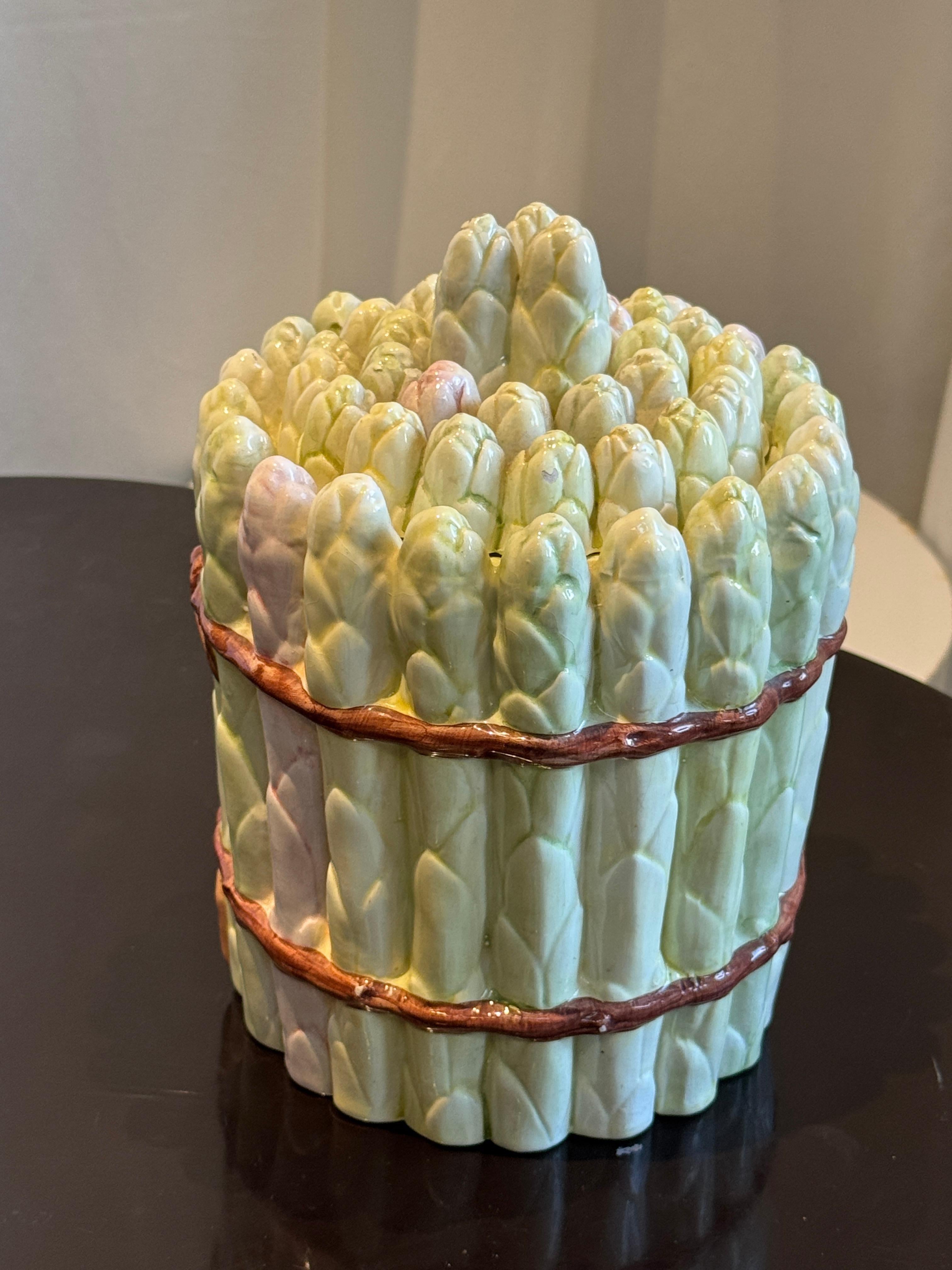 Aggiungi un tocco di fascino stravagante e di artigianato classico italiano alla tua cucina o alla tua sala da pranzo con questo splendido vaso con coperchio in maiolica italiana d'epoca, magistralmente realizzato per assomigliare a un mazzo di