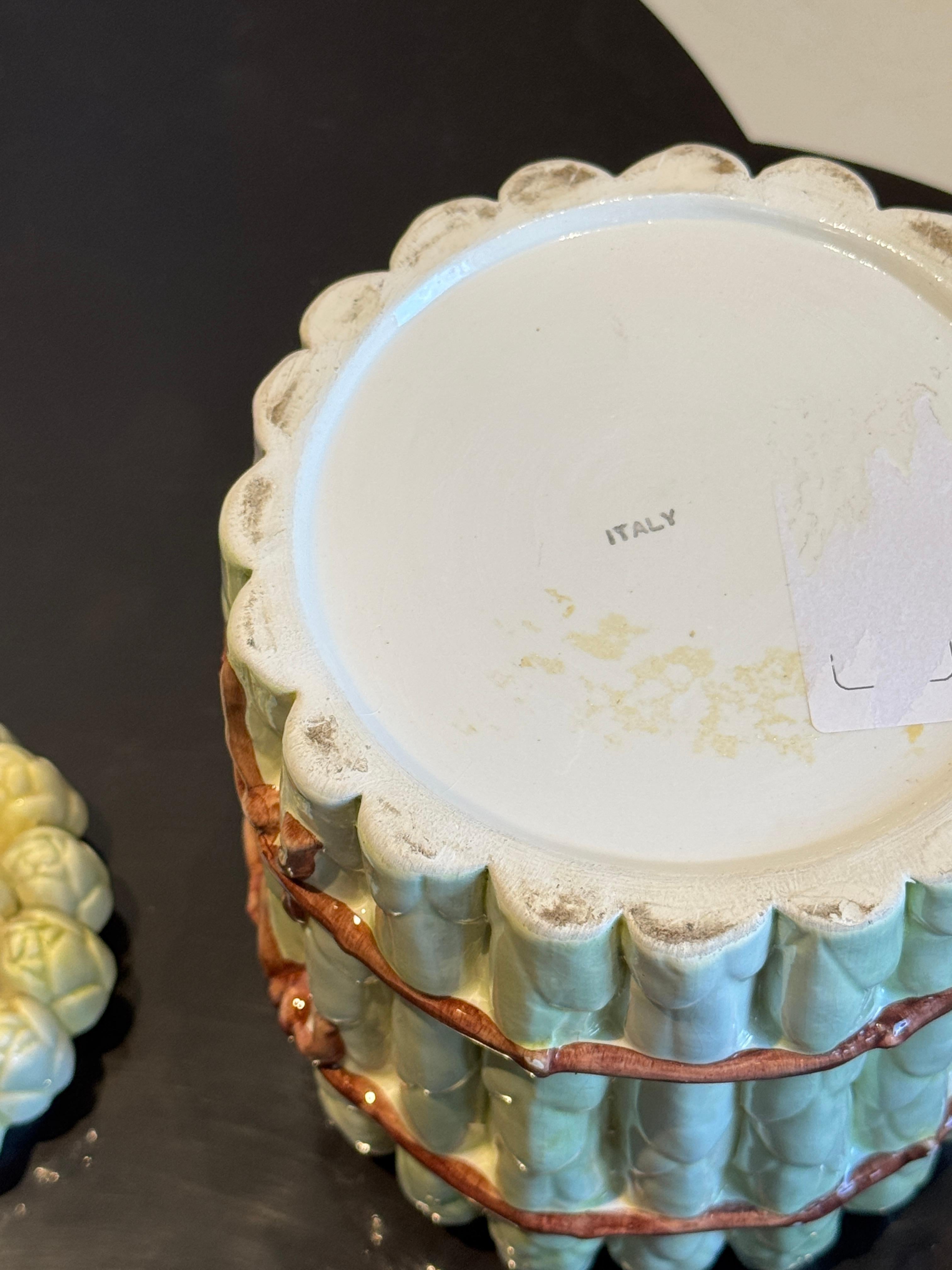 Italiano Vaso con coperchio in maiolica italiana d'epoca con fascio di asparagi in vendita