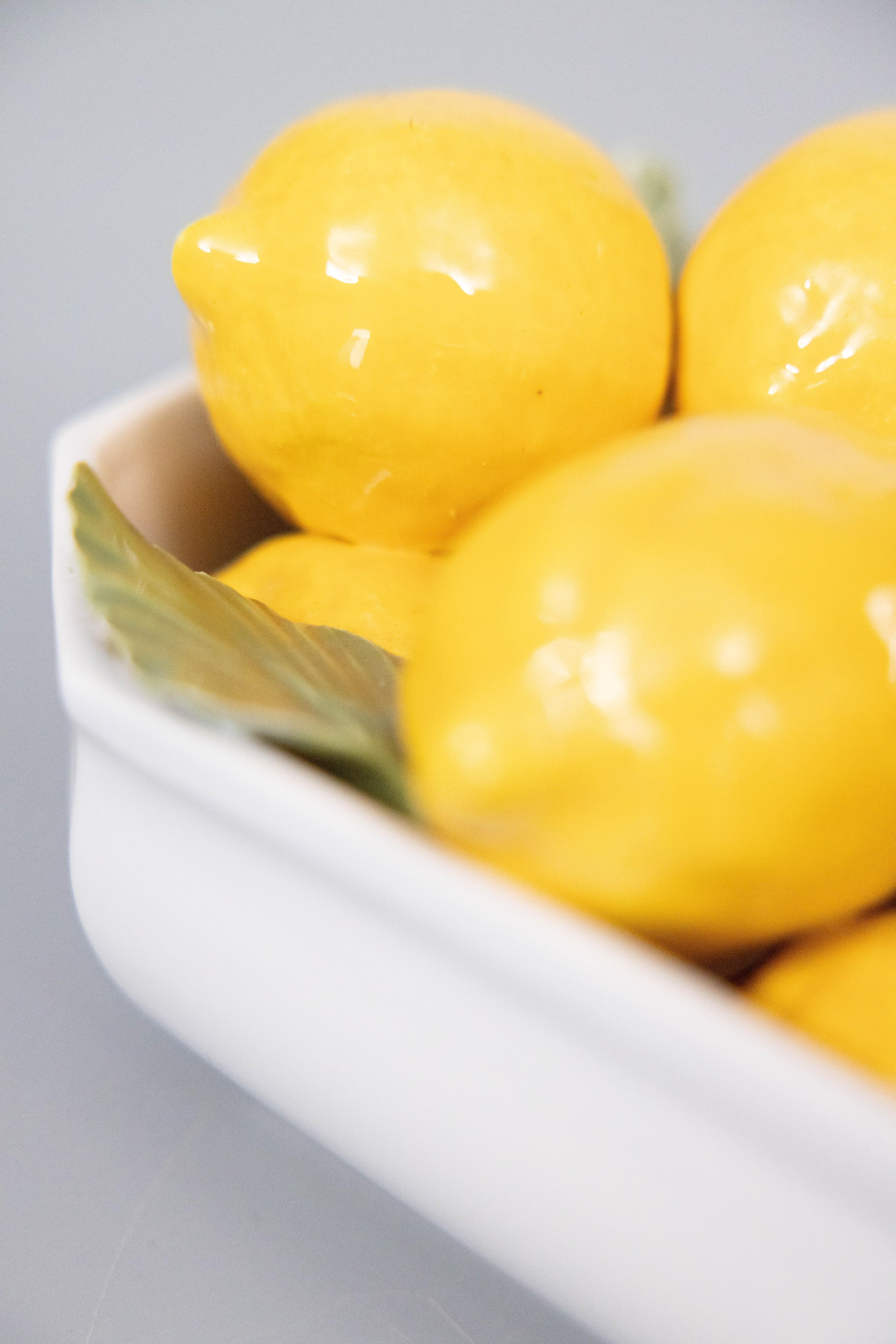 Centro de mesa de mayólica italiana vintage con limones siglo XX en venta