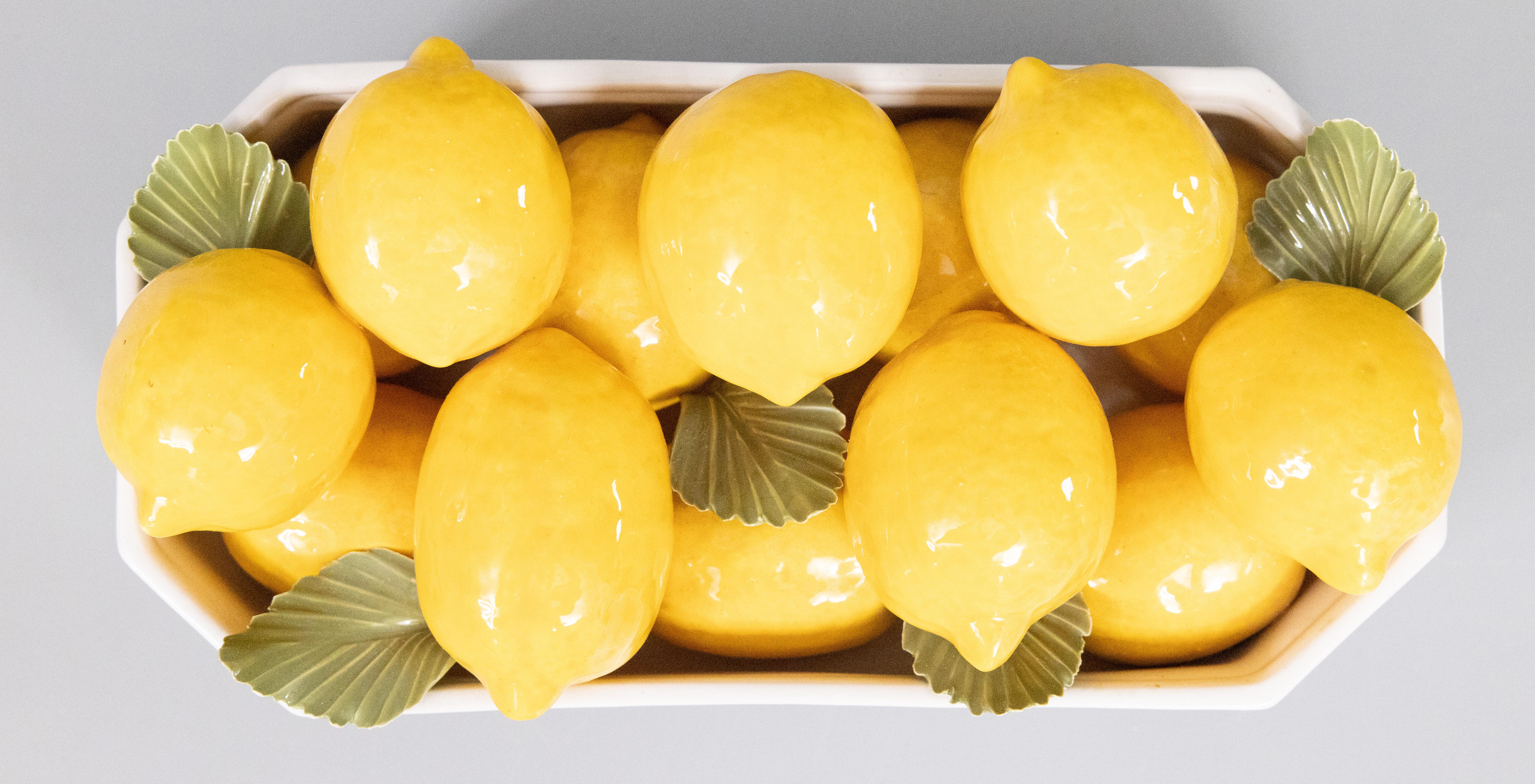 Centro de mesa de mayólica italiana vintage con limones Mayólica en venta