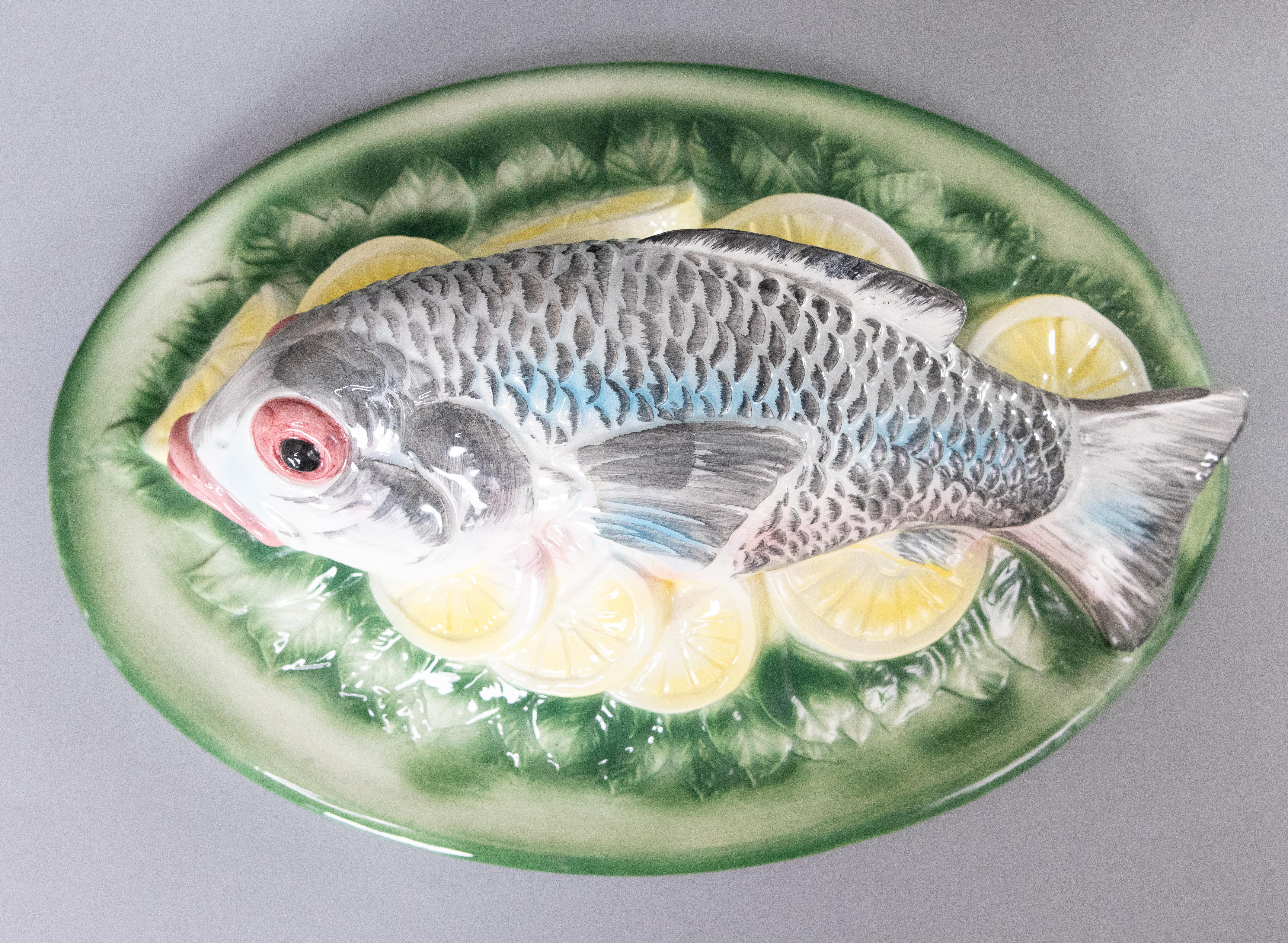 Ein charmanter Vintage Mitte des 20. Jahrhunderts italienischen Majolika Fisch Deckel Terrine oder bedeckt servieren Gericht mit einem Korbgeflecht Schüssel. Herstellermarke auf der Rückseite. Diese schöne italienische Fischterrine mit Deckel eignet
