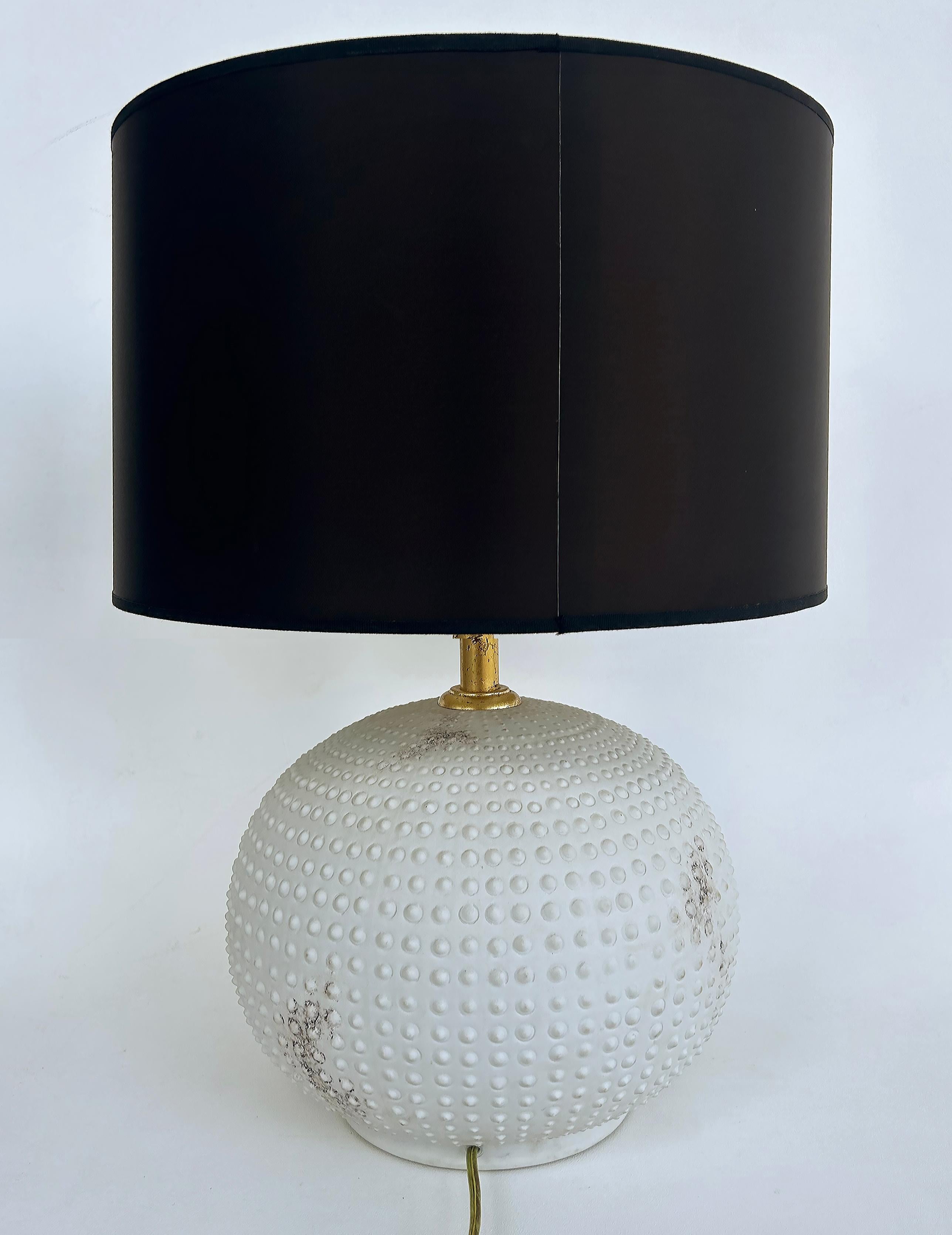 Vintage Italian Mangani Firenze Porcelain Table Lamp, Shade not Included 

Offered for sale is an Italian Mangani Firenze porcelain table lamp with a wall plug.  The lamp is wired for American use, accommodates one bulb. The shade is only shown for