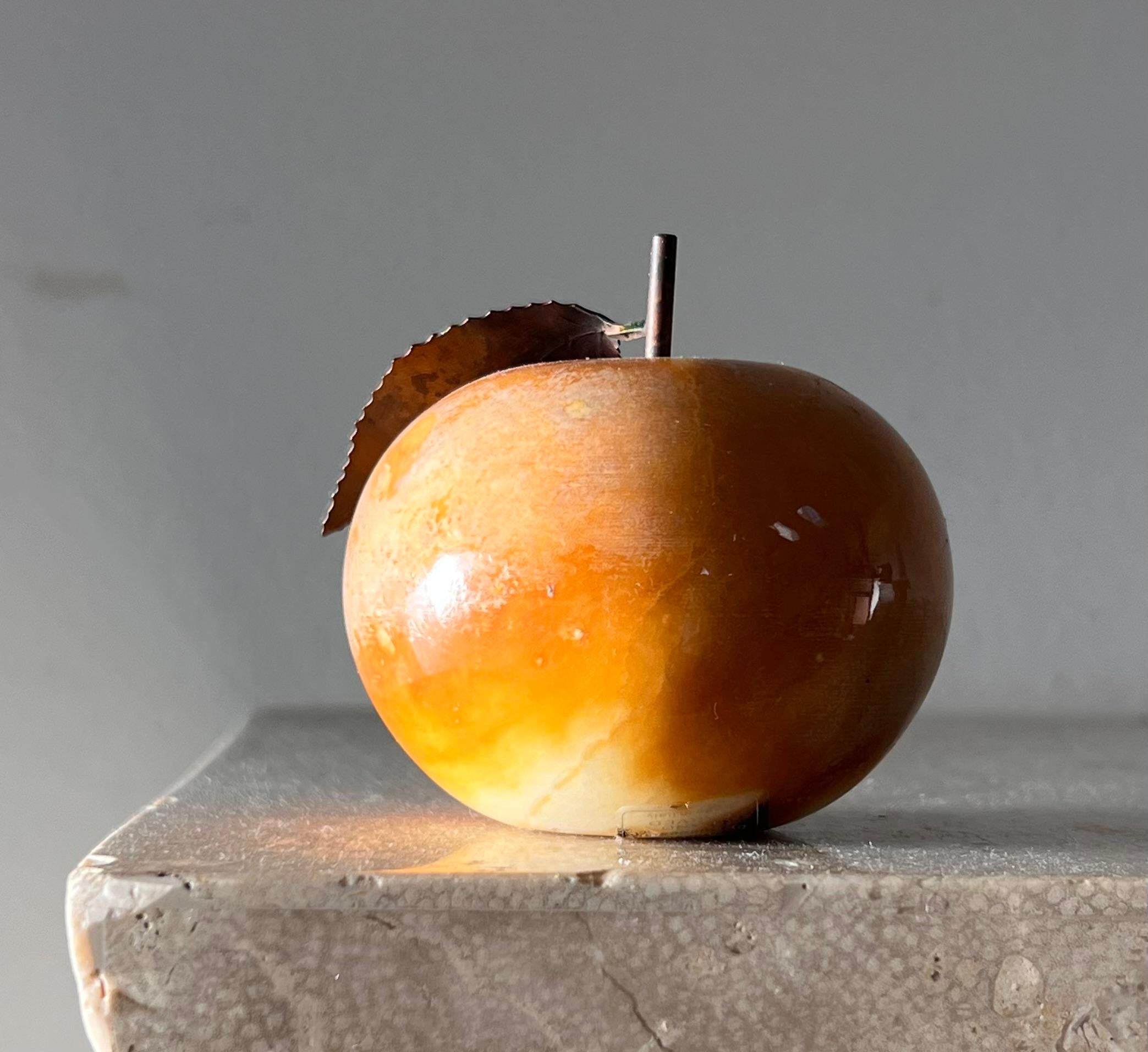 Vintage Italian marble alabaster apple with bronze leaf, by Ducceschi, 20th c For Sale 3