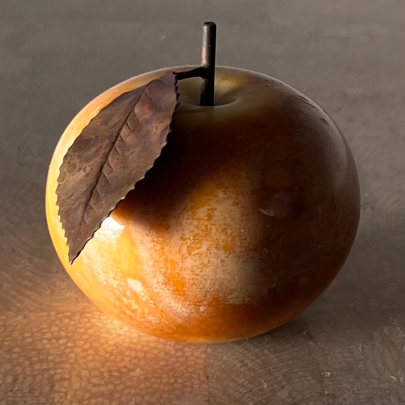 Vintage Italian marble alabaster apple with bronze leaf, by Ducceschi, 20th c For Sale 4