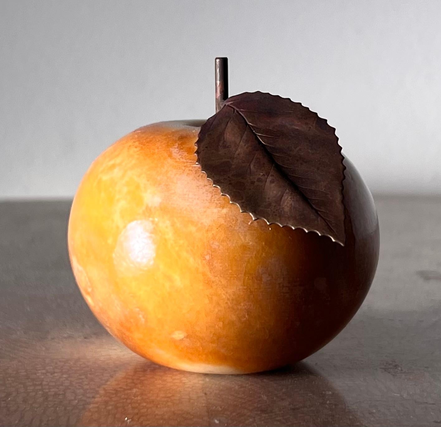 Vintage Italian marble alabaster apple with bronze leaf, by Ducceschi, 20th c For Sale 5