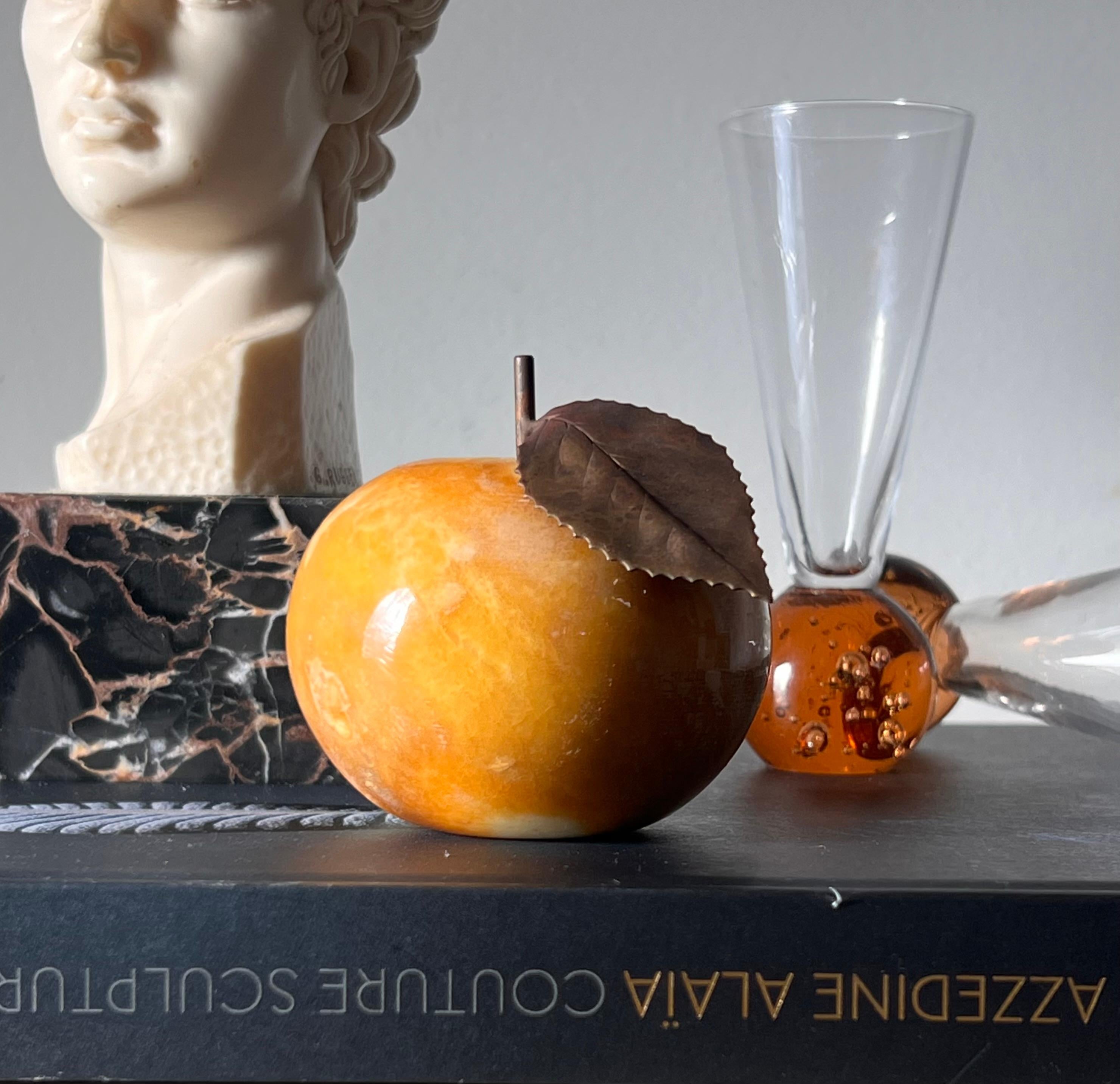 Vintage Italian marble alabaster apple with bronze leaf, by Ducceschi, 20th c For Sale 6