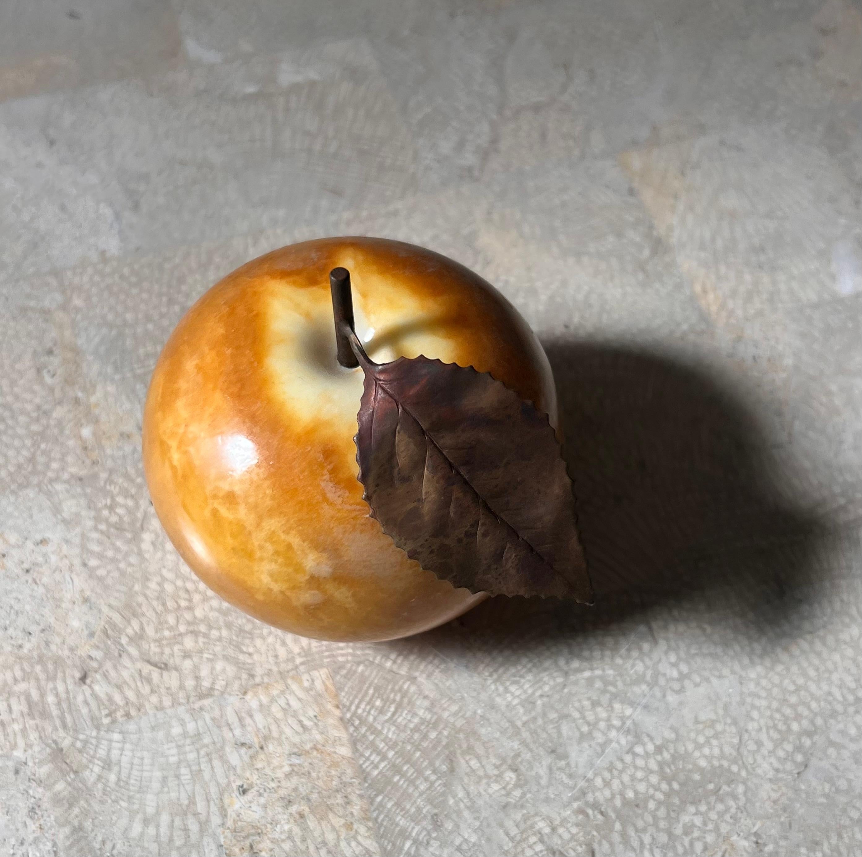 Vintage Italian marble alabaster apple with bronze leaf, by Ducceschi, 20th c For Sale 7