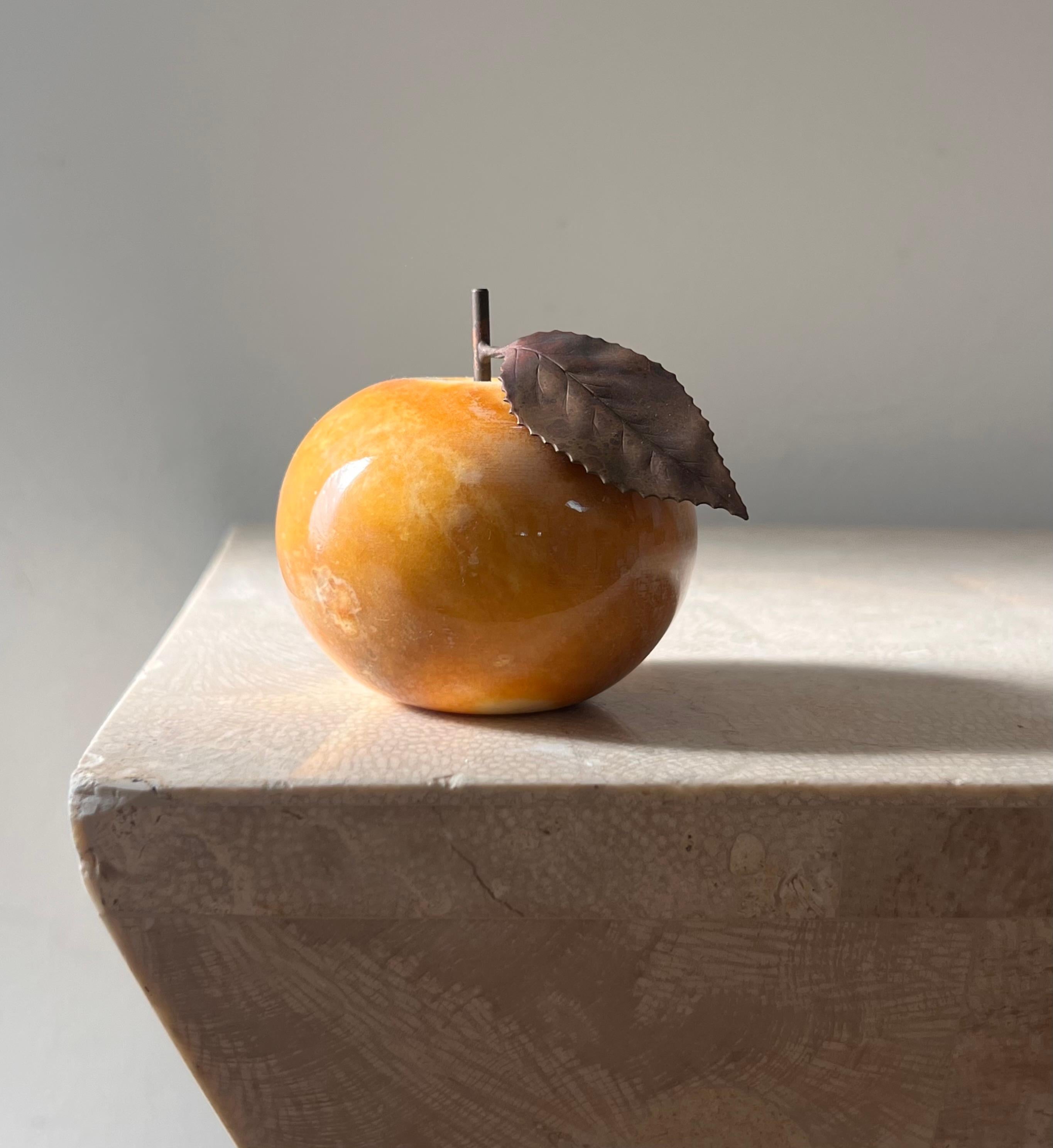 Vintage Italian marble alabaster apple with bronze leaf, by Ducceschi, 20th c For Sale 8