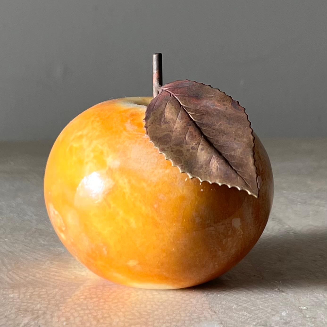 Vintage Italian marble alabaster apple with bronze leaf, by Ducceschi, 20th c For Sale 9
