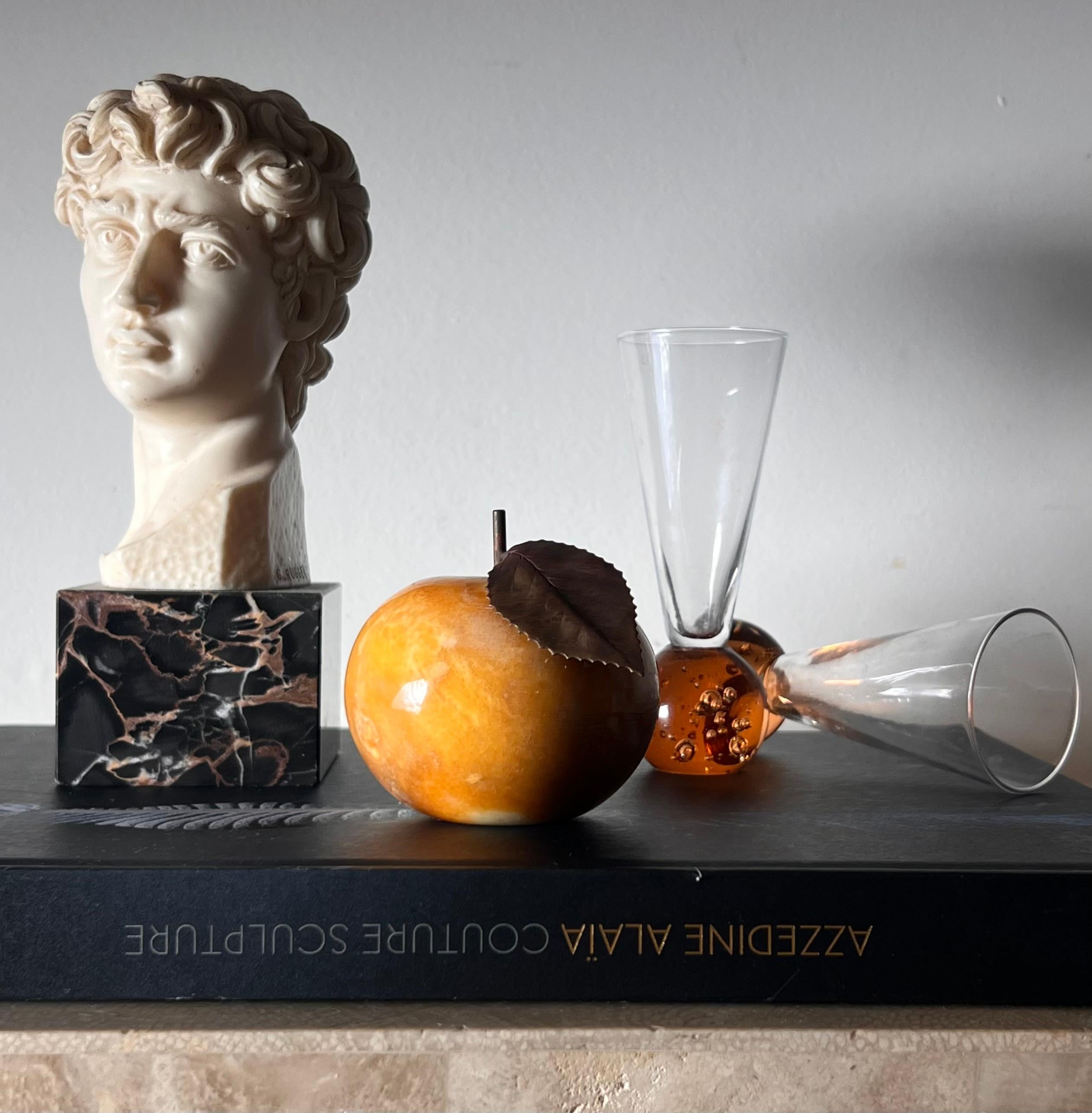 Vintage Italian marble alabaster apple with bronze leaf, by Ducceschi, 20th c For Sale 11
