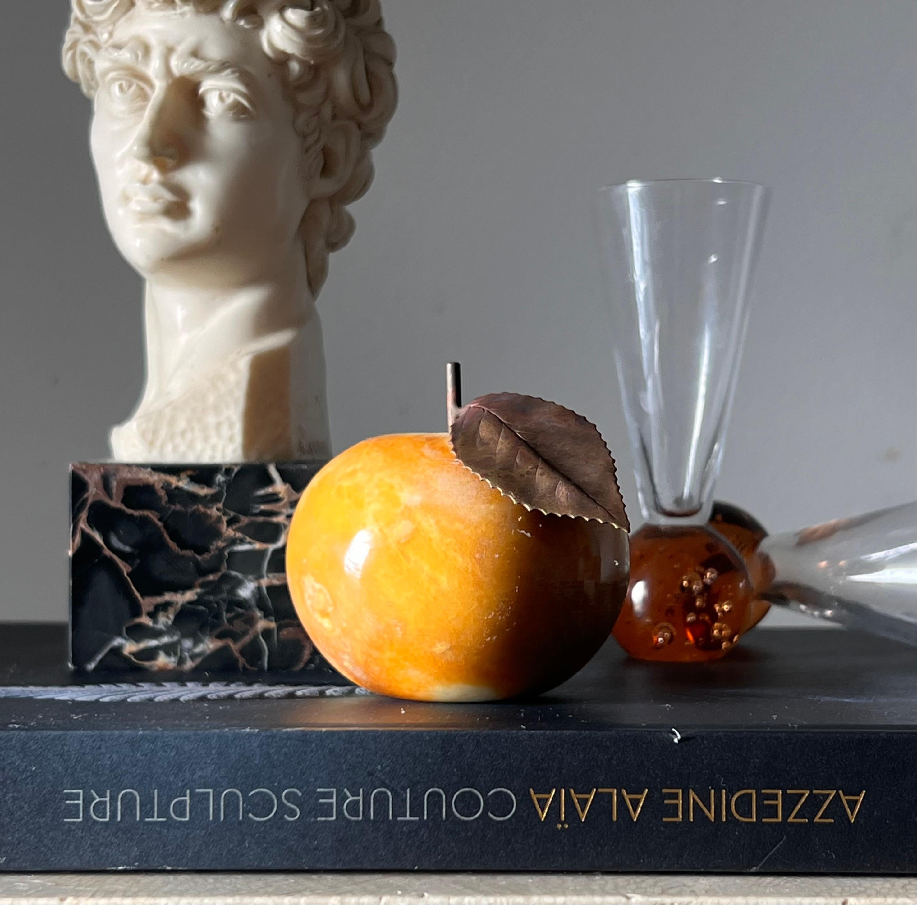 A very fine vintage Italian volterra alabaster marble “pomme d’or” apple with bronze stem, by Ducceschi, hand-carved in Italy circa late 1960s. The apple itself is a fine golden caramel tone with tinges of rouge, while the bronze leaf is expertly