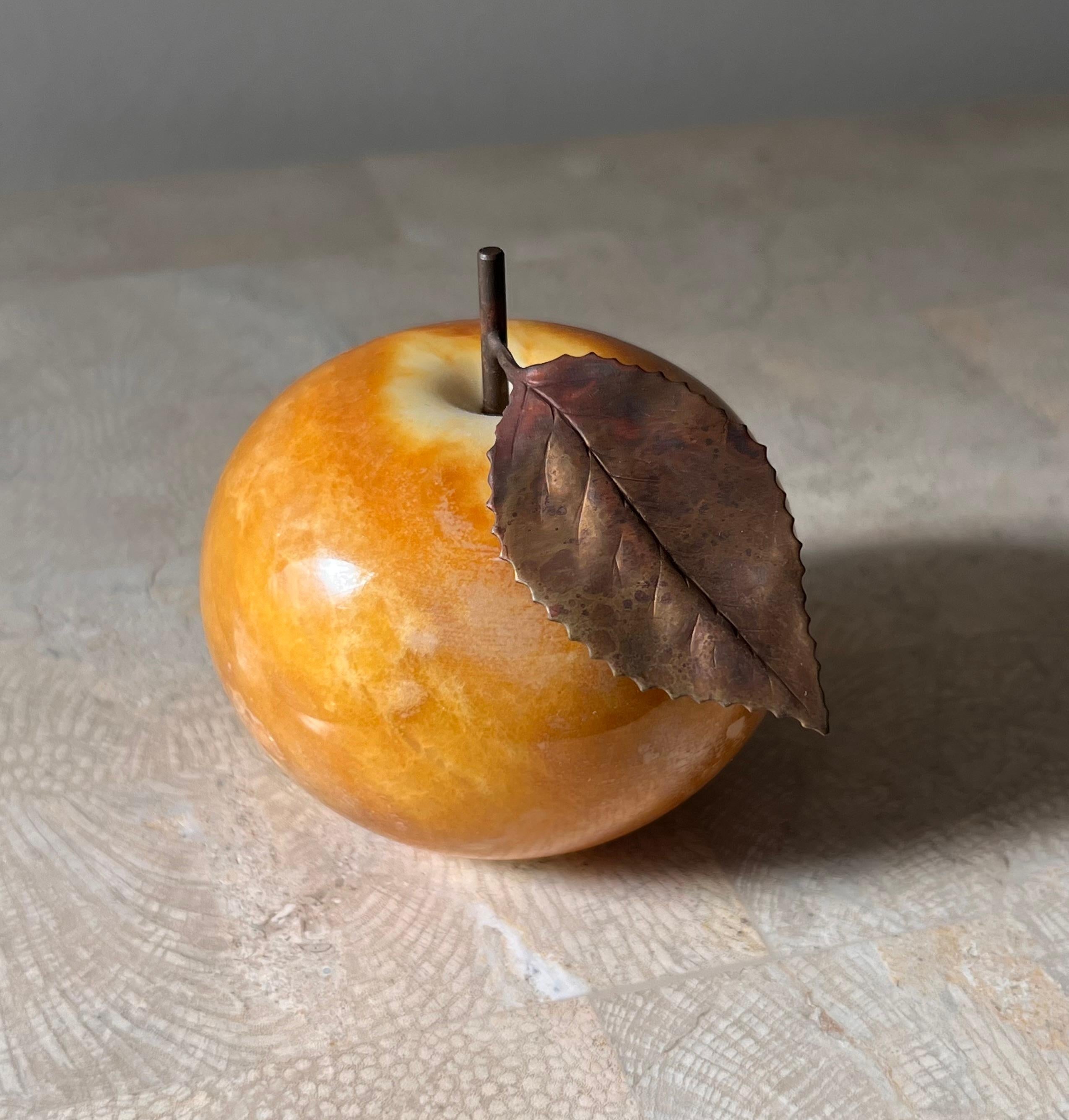 Vintage Italian marble alabaster apple with bronze leaf, by Ducceschi, 20th c For Sale 1