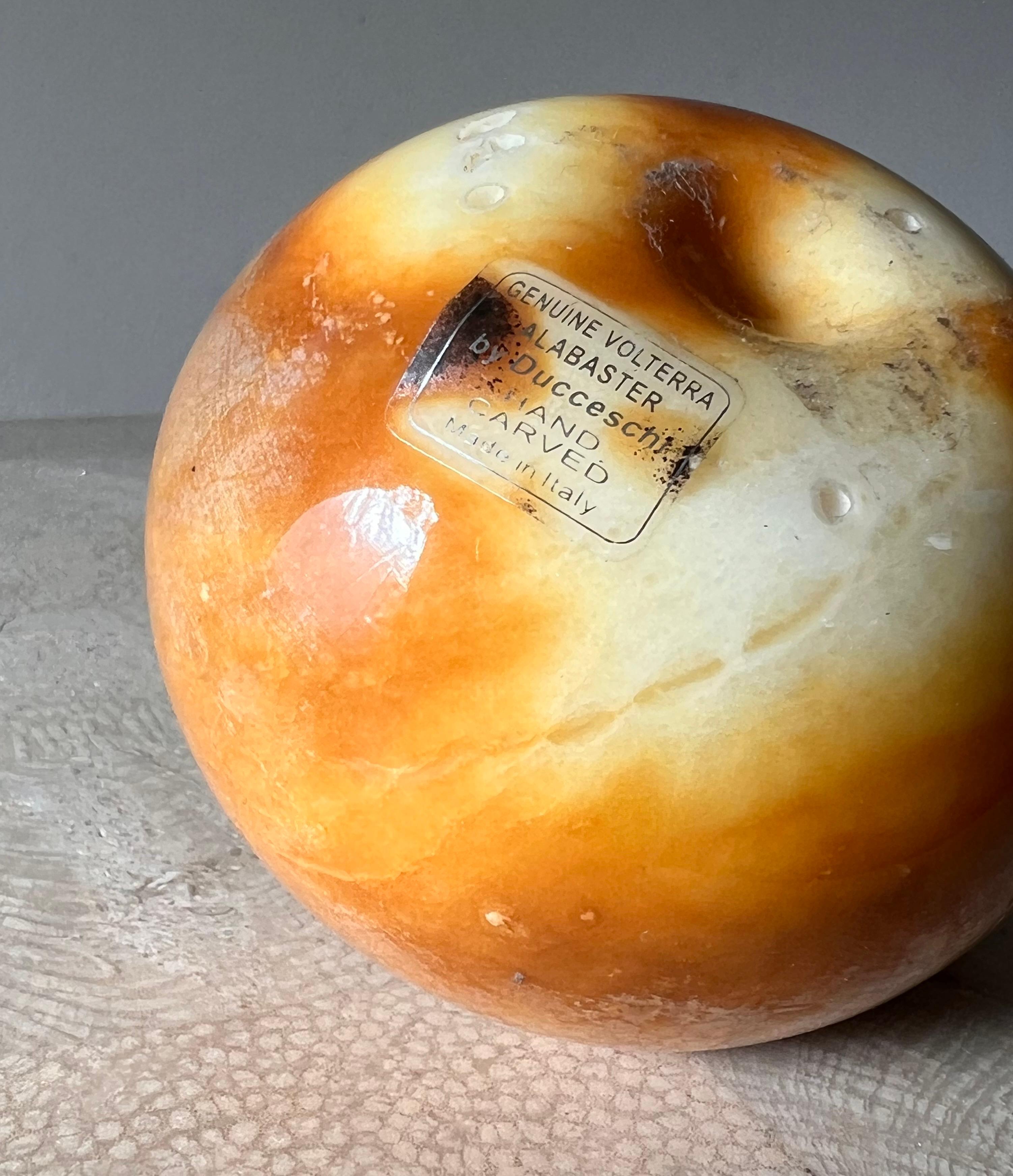 Vintage Italian marble alabaster apple with bronze leaf, by Ducceschi, 20th c For Sale 2