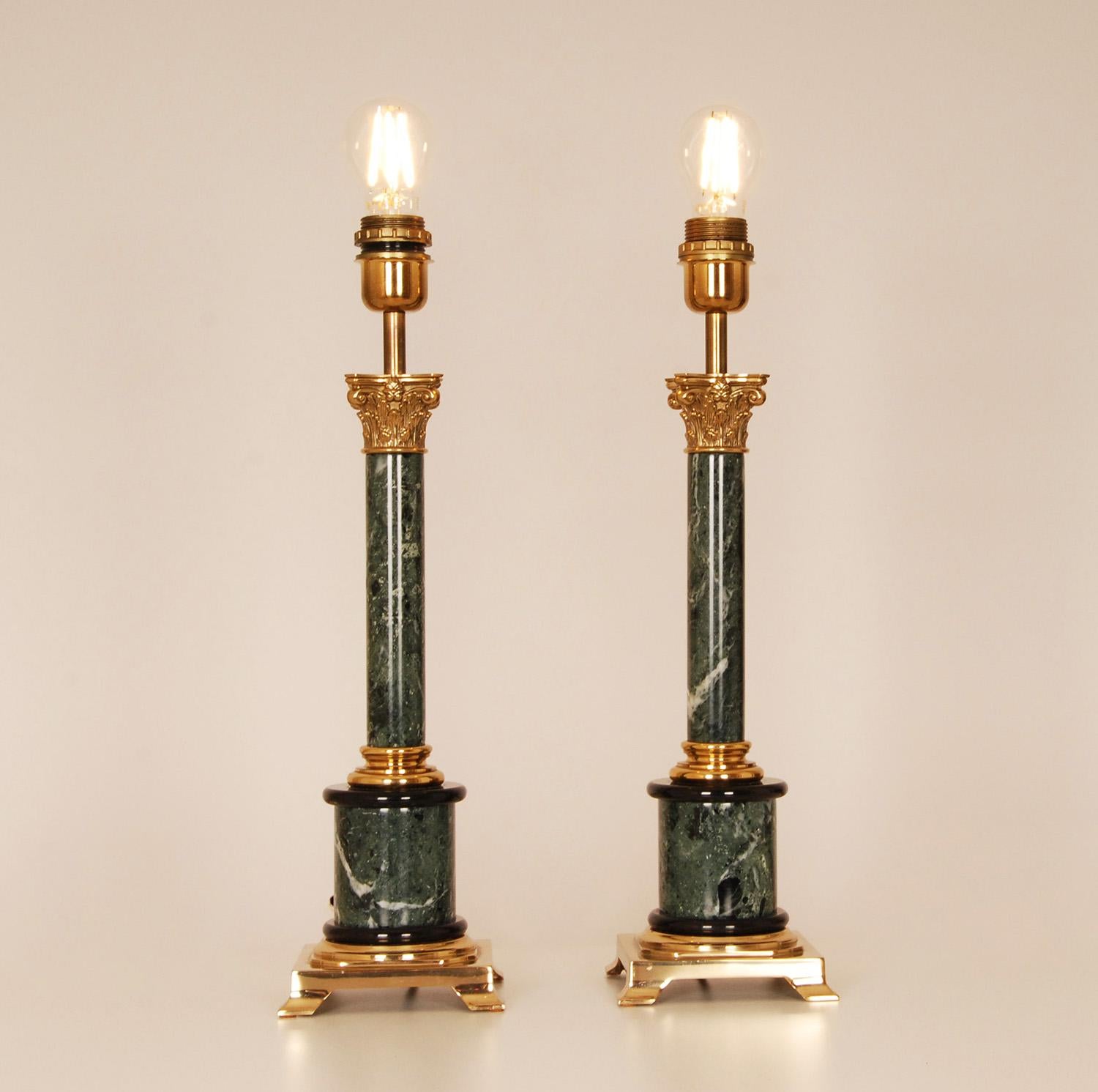 Empire Paire de lampes de bureau italiennes à colonne corinthiennes vintage en marbre et bronze doré en vente