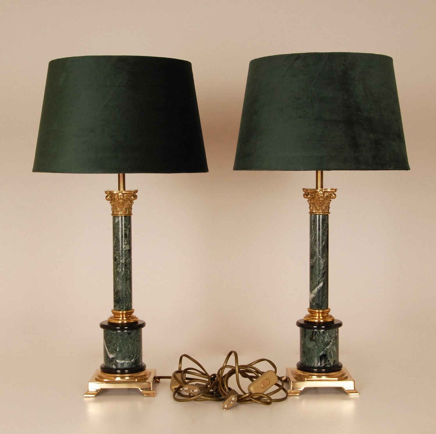 Paire de lampes de bureau italiennes à colonne corinthiennes vintage en marbre et bronze doré Bon état - En vente à Wommelgem, VAN