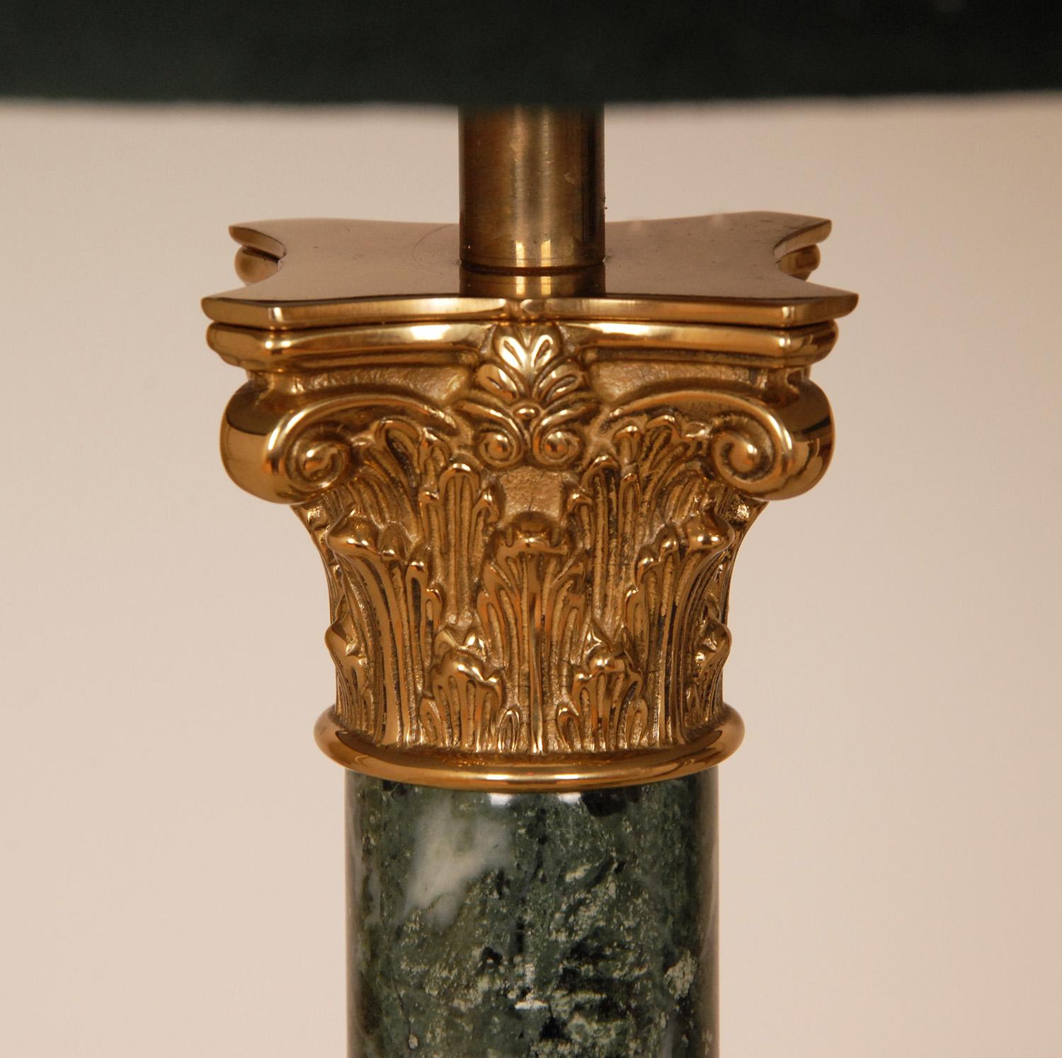 20ième siècle Paire de lampes de bureau italiennes à colonne corinthiennes vintage en marbre et bronze doré en vente