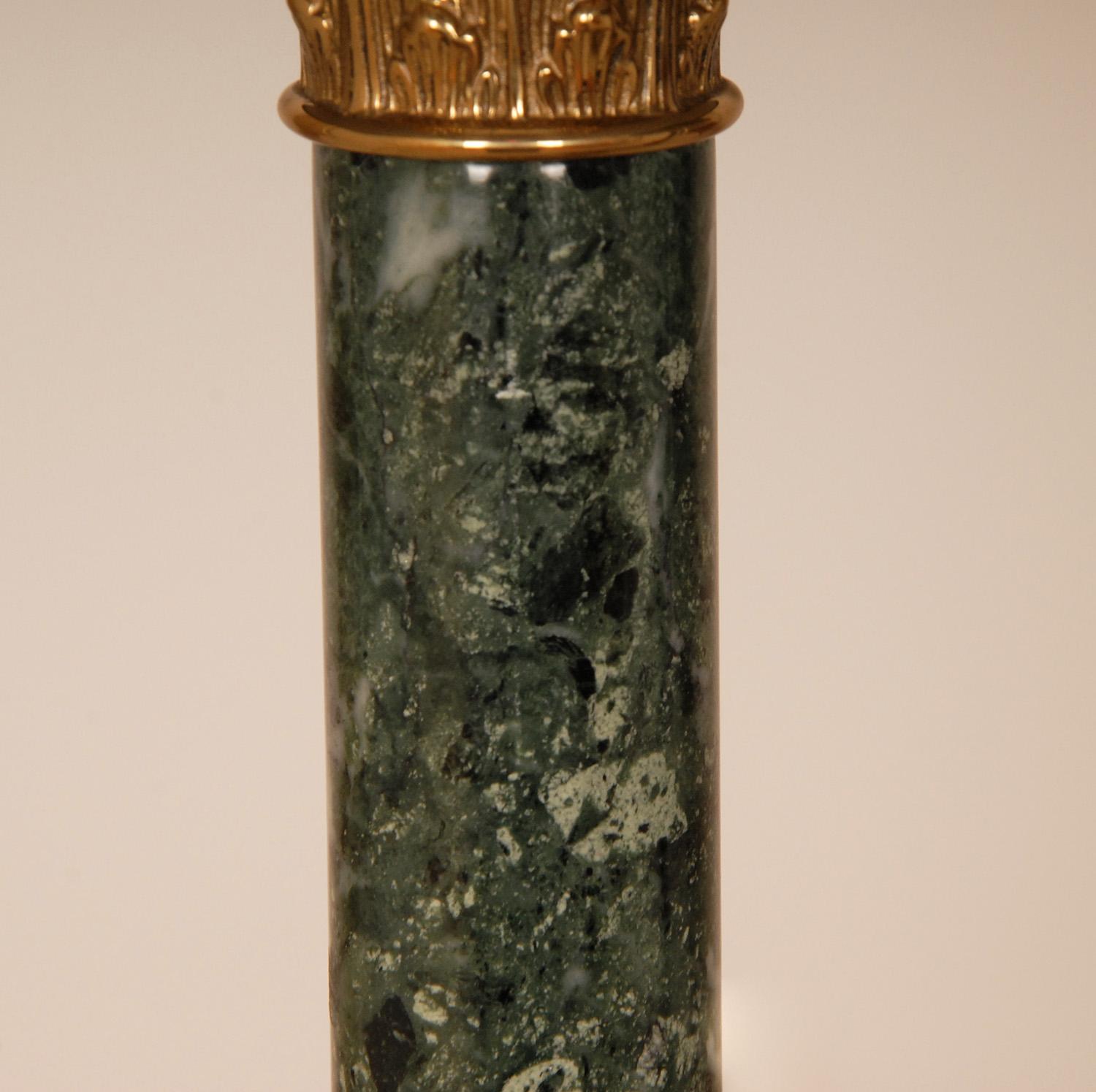 Plaqué or Paire de lampes de bureau italiennes à colonne corinthiennes vintage en marbre et bronze doré en vente