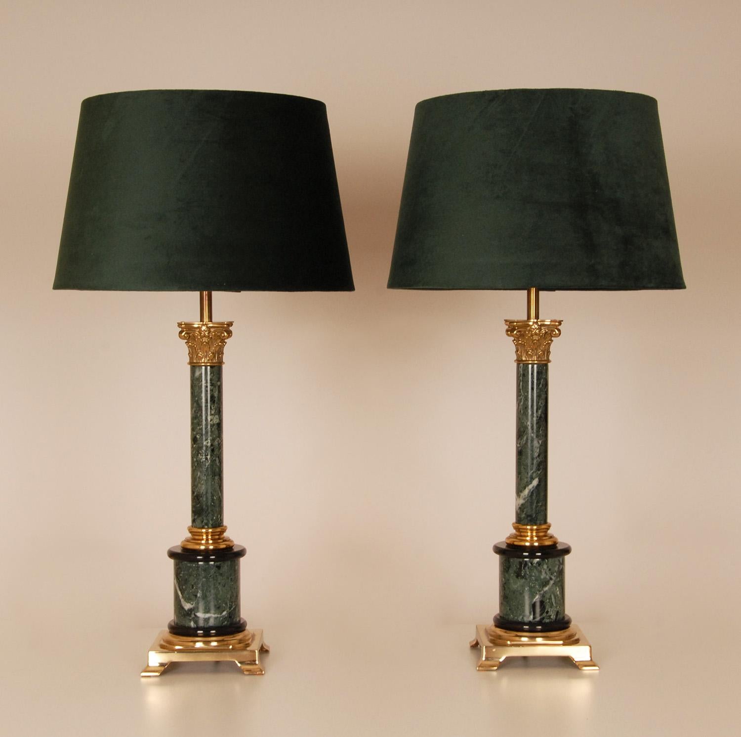 Paire de lampes de bureau italiennes à colonne corinthiennes vintage en marbre et bronze doré en vente 1