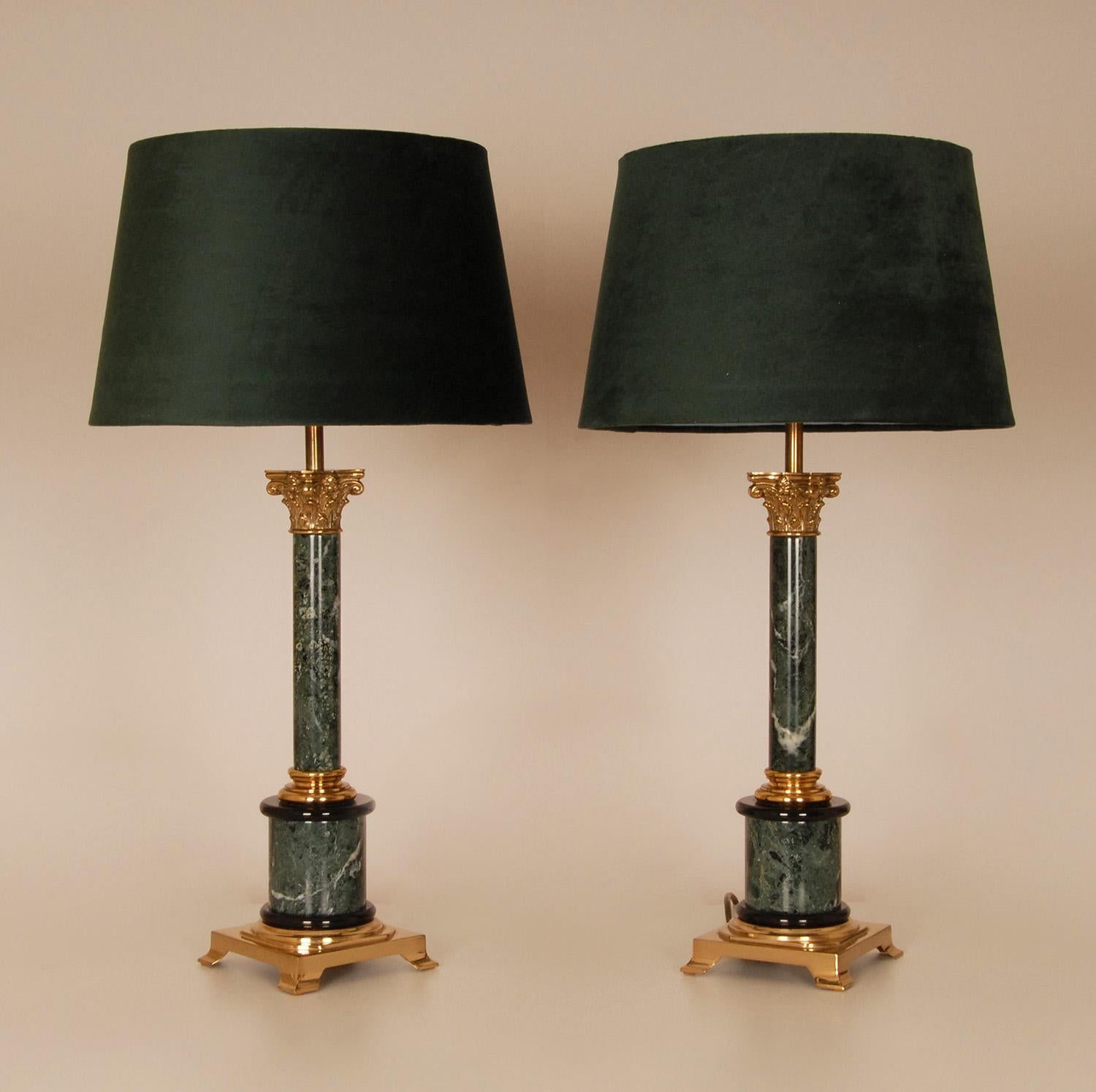 Paire de lampes de bureau italiennes à colonne corinthiennes vintage en marbre et bronze doré en vente 2