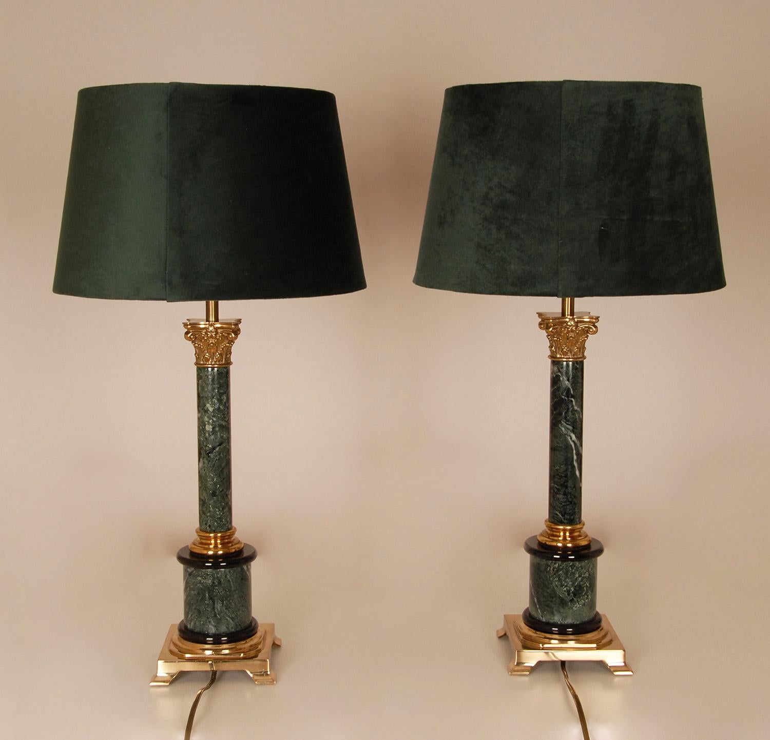 Paire de lampes de bureau italiennes à colonne corinthiennes vintage en marbre et bronze doré en vente 3