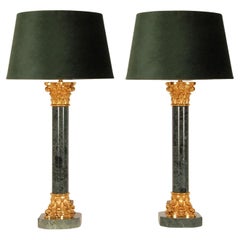 Paire de lampes de bureau italiennes à colonne corinthiennes vintage en marbre et bronze doré