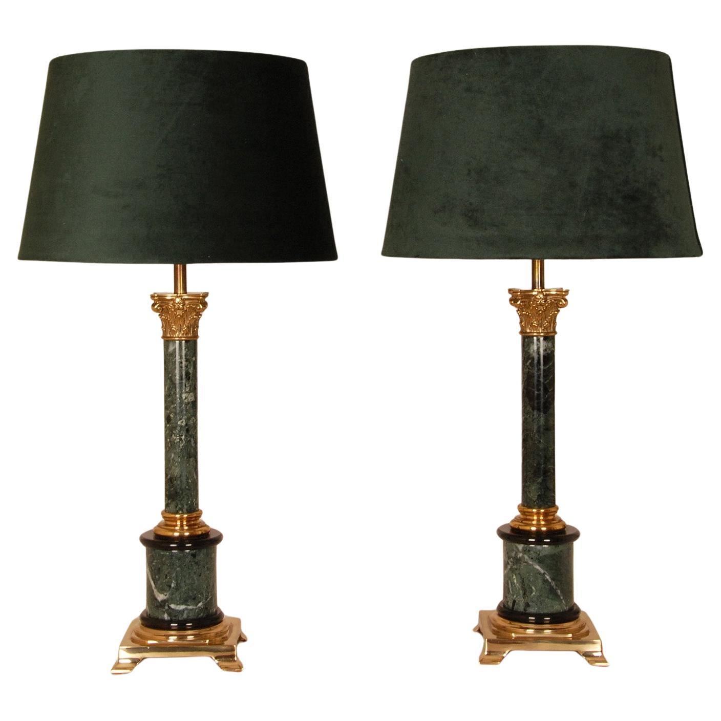 Paire de lampes de bureau italiennes à colonne corinthiennes vintage en marbre et bronze doré