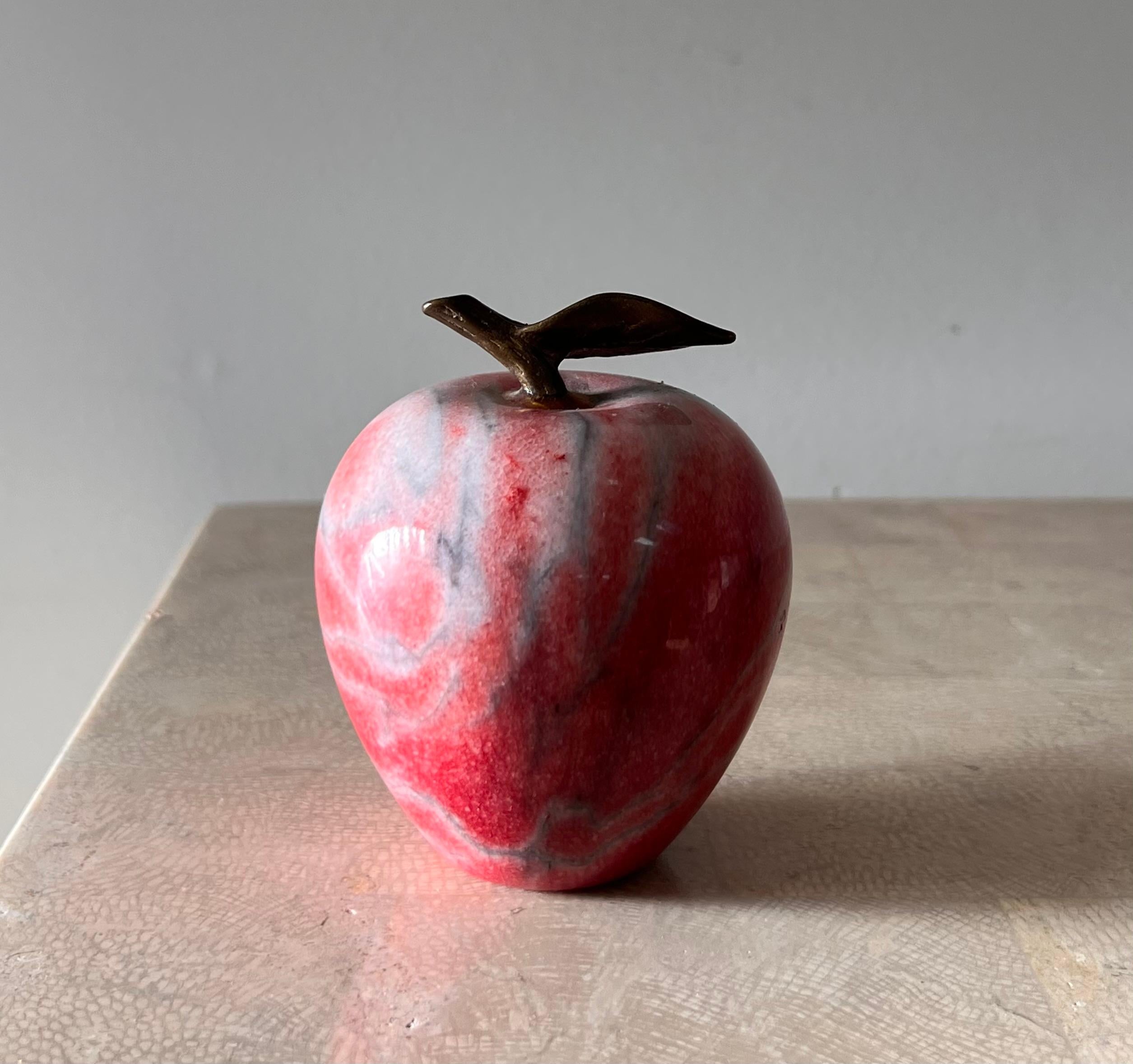 A vintage Italian marble apple paperweight / objet d’art in marble with a bronze stem and leaf, circa early 1960s. Here we have exquisite marbling, with the “fruit” showcasing tones of deep magenta and ivory and ash veining. Fabulous condition.