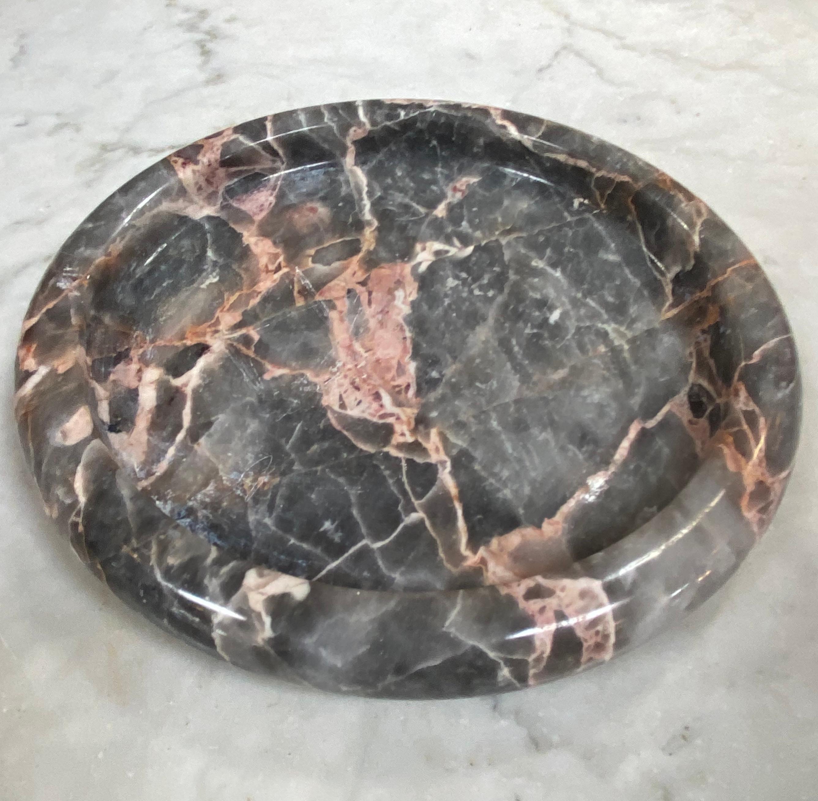 Beautiful decorative Italian marble center bowl made in 1980 , the bowl is in very good conditions as you can see from the pictures.
  
