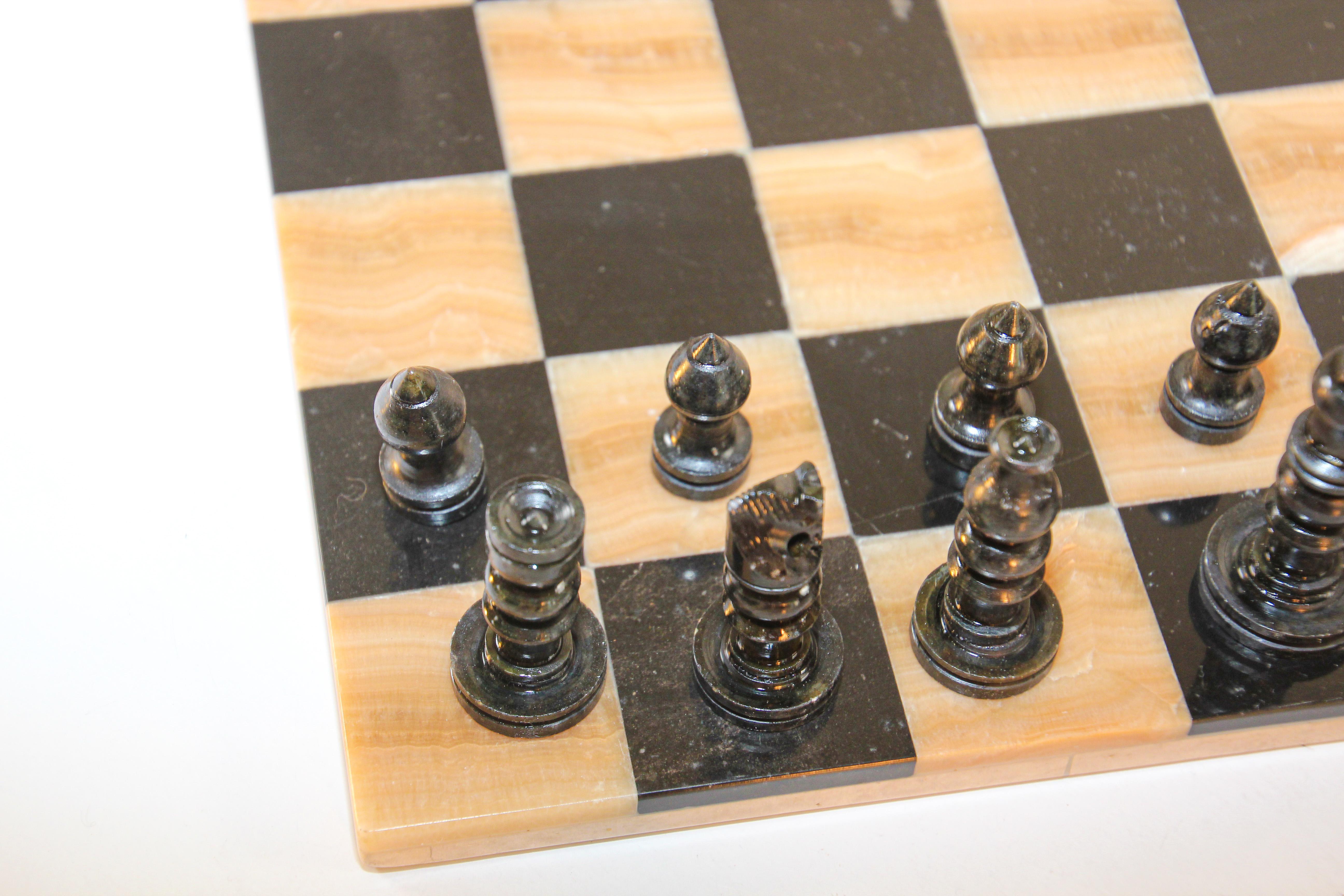 Vintage Italian Marble Chess Board with Hand Carved Pieces In Good Condition In North Hollywood, CA