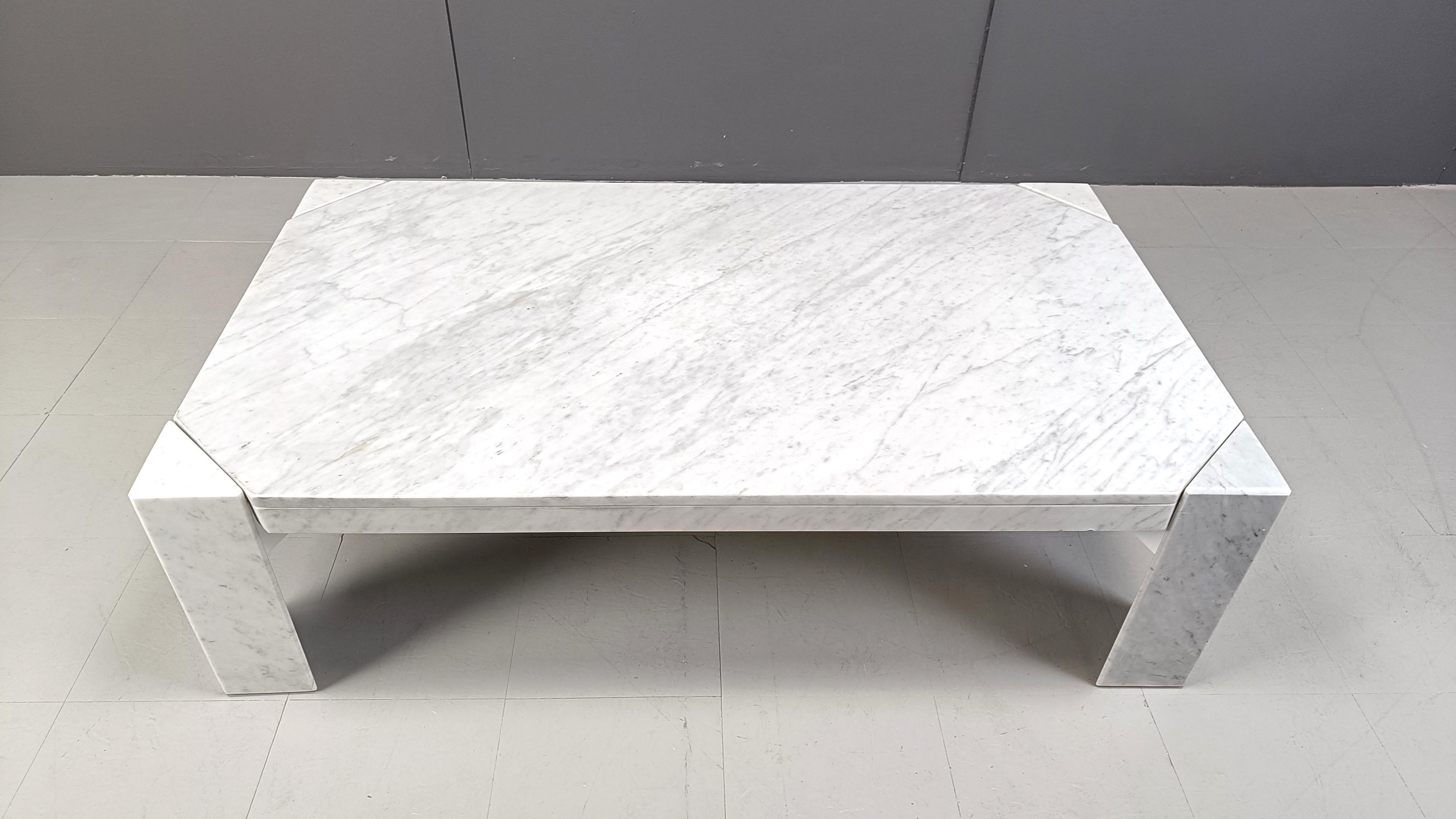 Table basse vintage rectangulaire en marbre blanc à 4 pieds.

La table basse est dotée d'un cadre métallique reliant les 4 pieds et servant de support au plateau. 

De belles veines naturelles.

Bon état

Dimensions :
Hauteur : 40cm
Largeur : 137