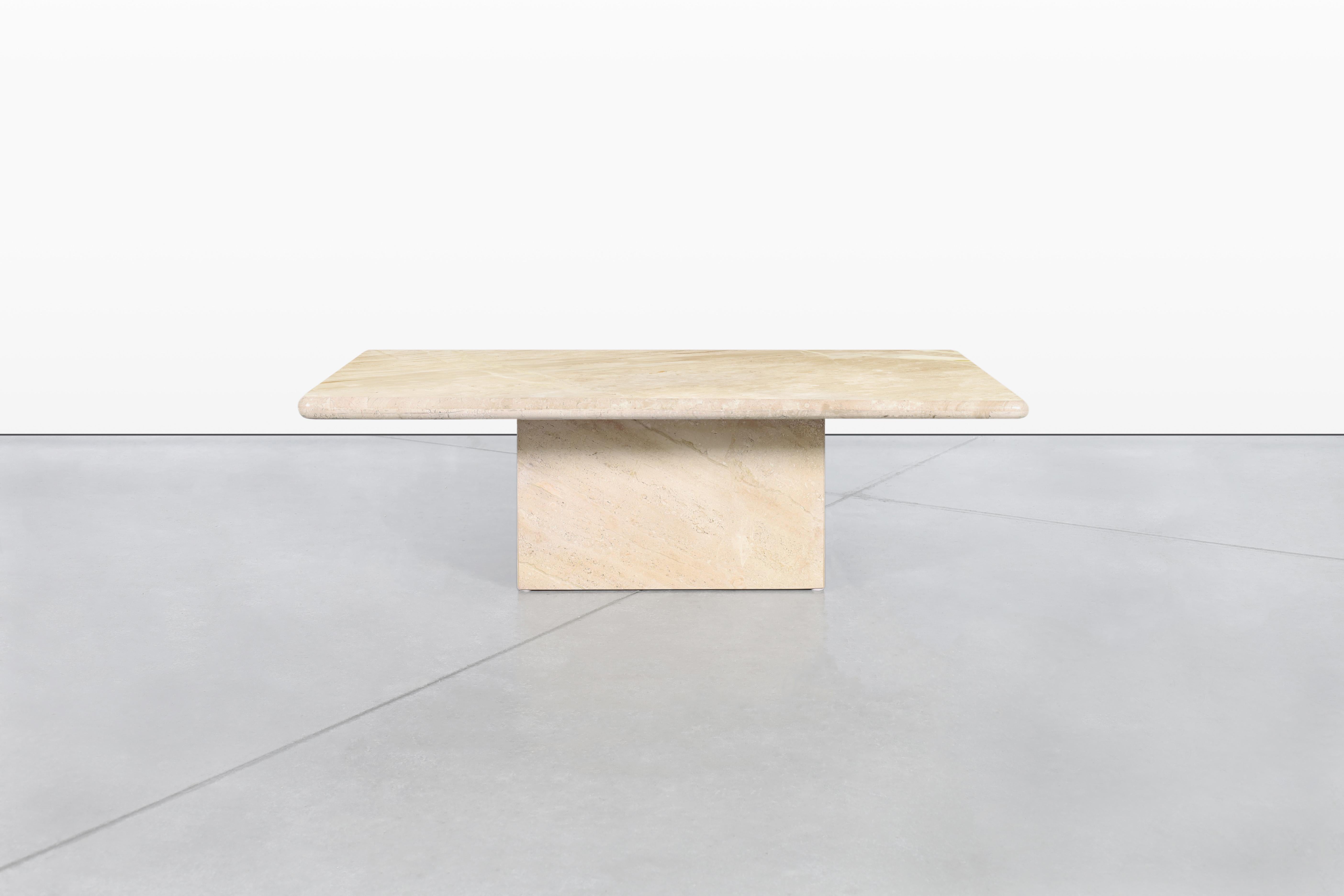 Cette superbe table basse vintage en marbre italien, fabriquée en Italie dans les années 1980, est un mélange parfait d'élégance et de beauté naturelle. La table présente un plateau rectangulaire remarquable, mettant en valeur les veines uniques et
